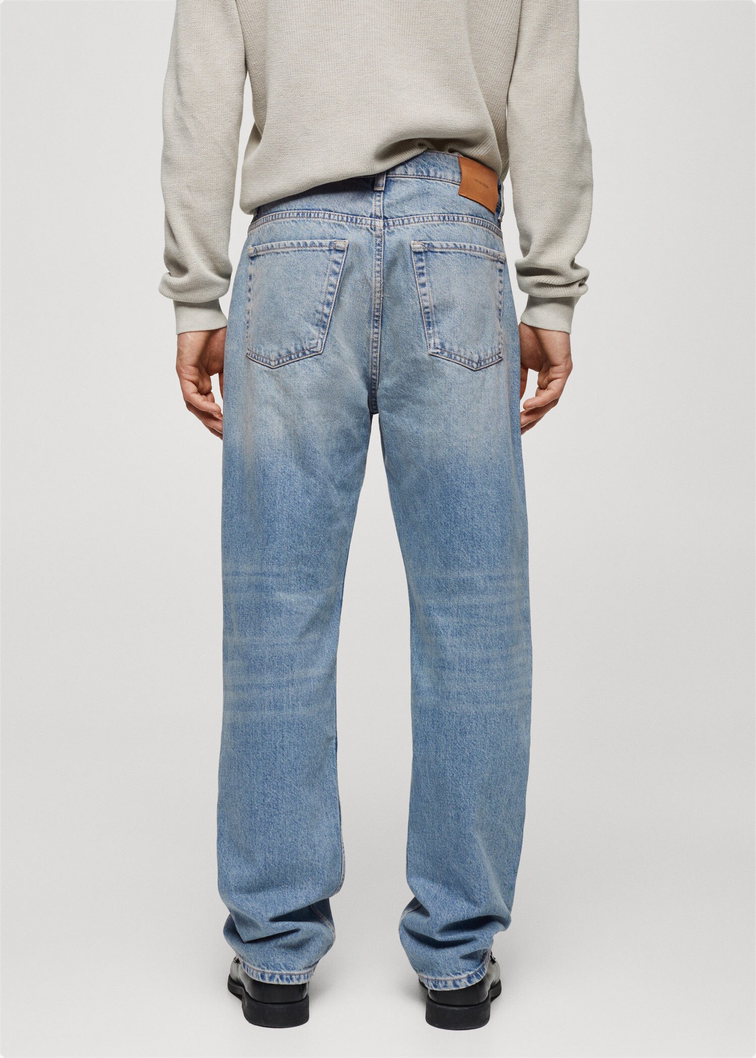 Relaxed-fit medium wash jeans | MANGO