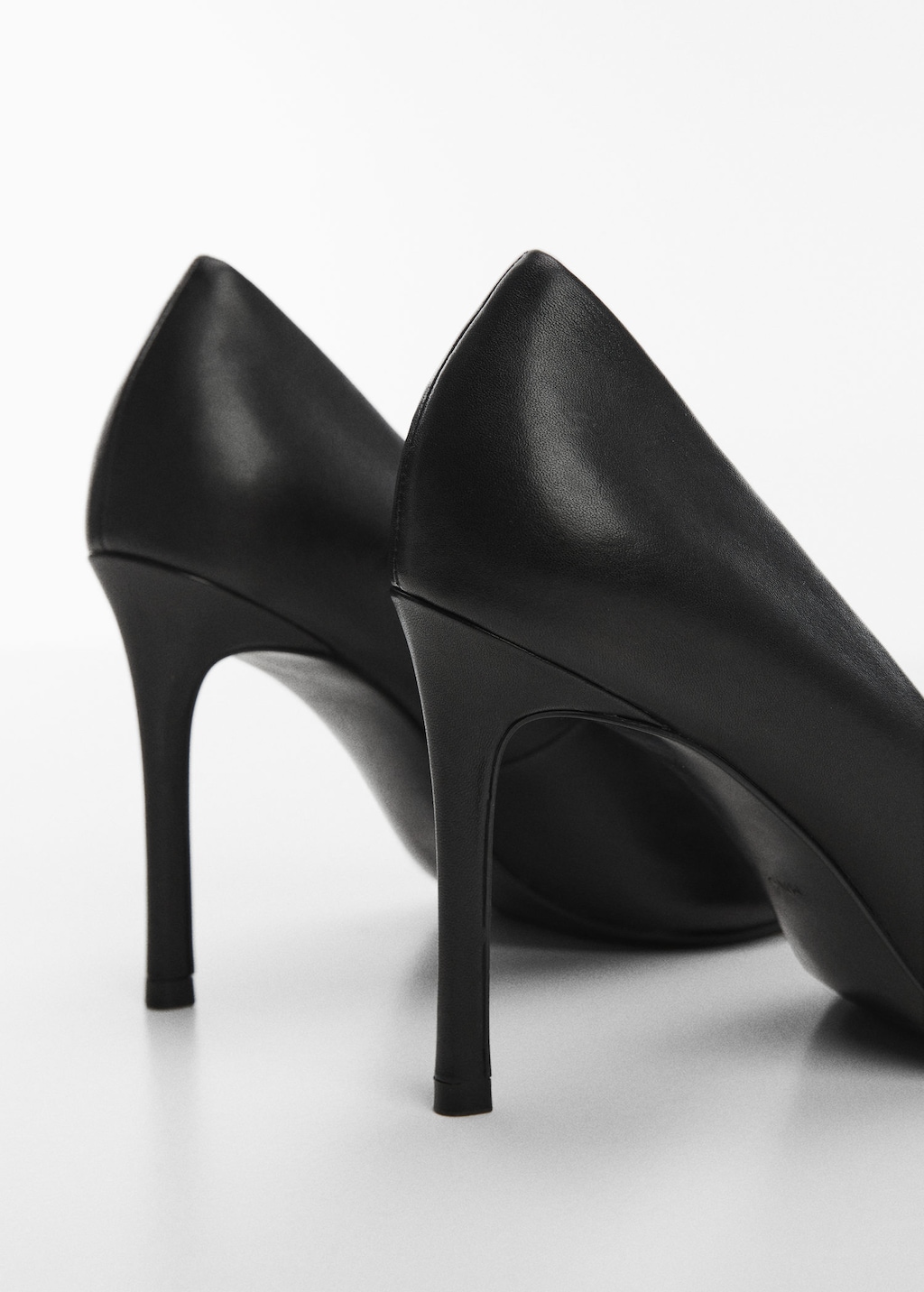 Heel leather shoes