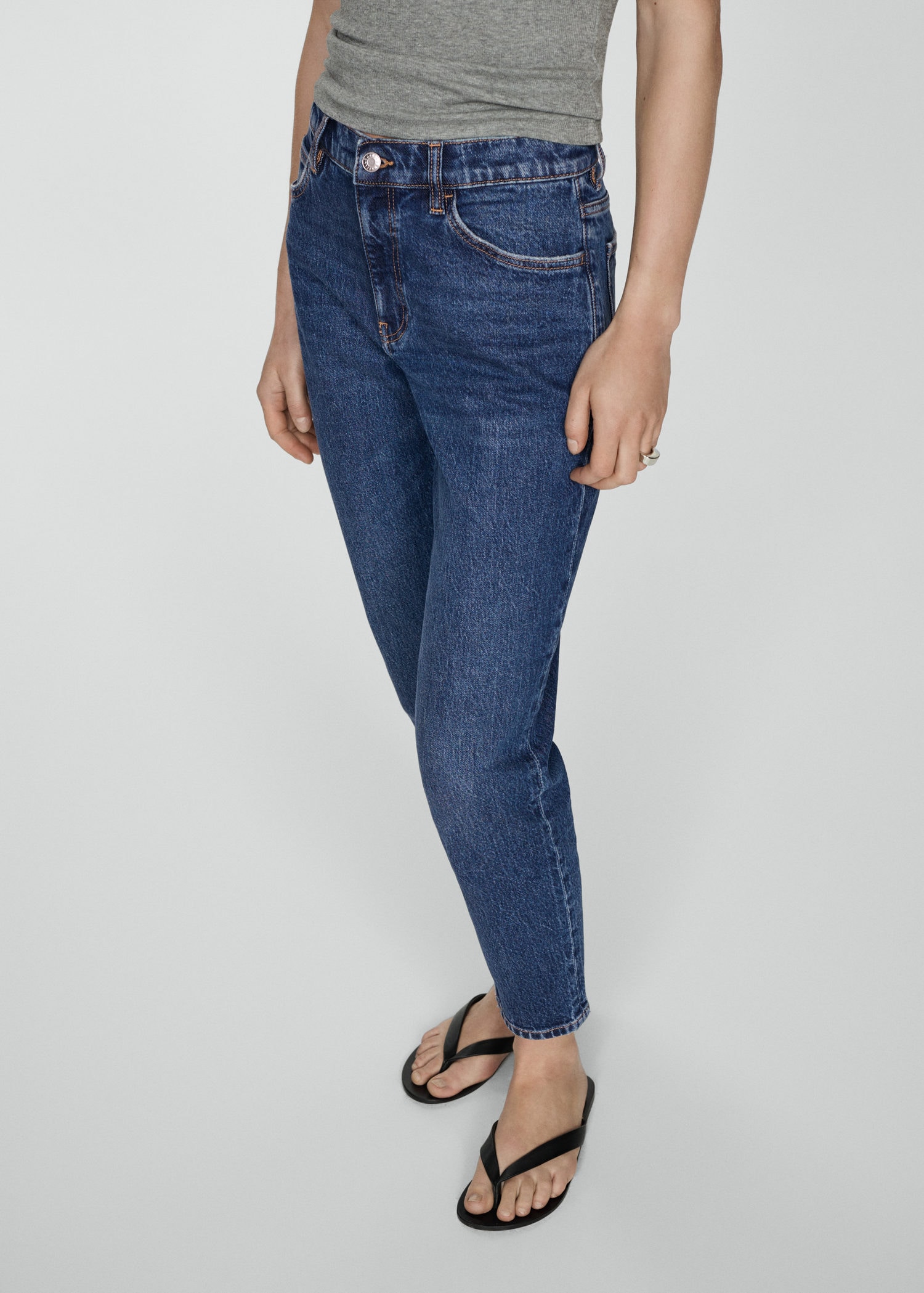 Mom comfort high-rise jeans | MANGO