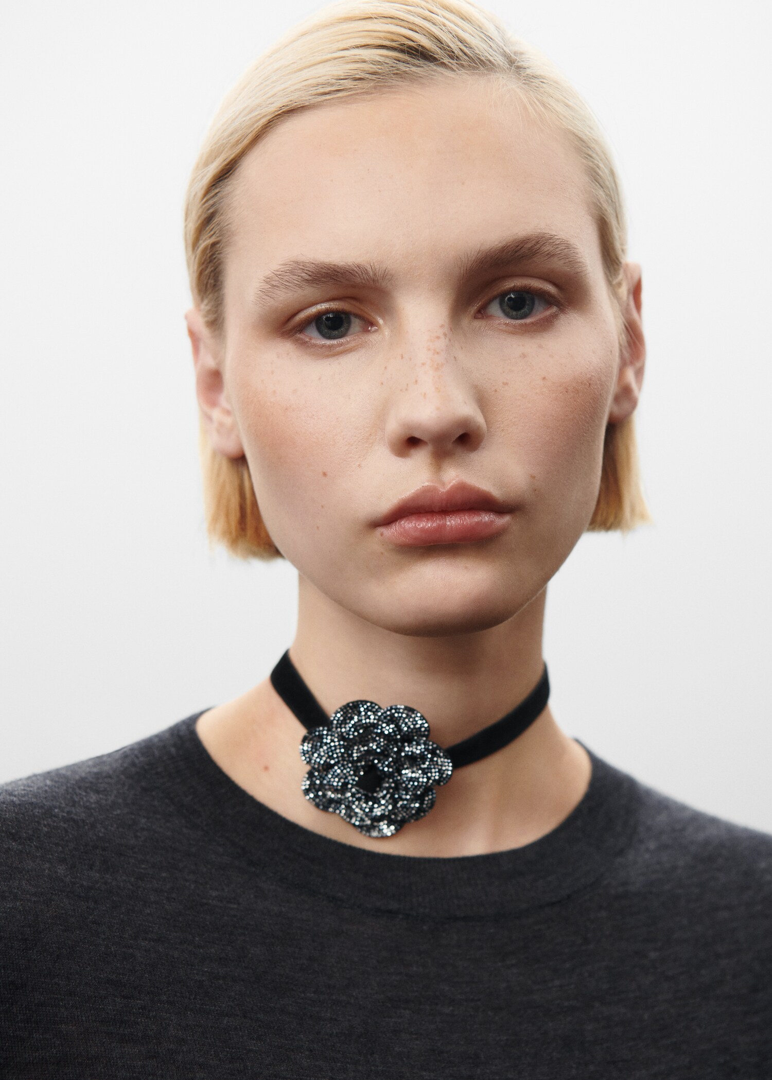 Maxi-flower crystal choker - General plane