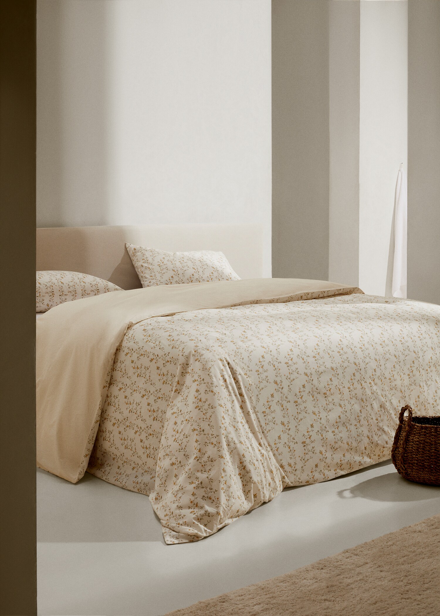 Reversible floral and stripe-print duvet cover King bed - General plane