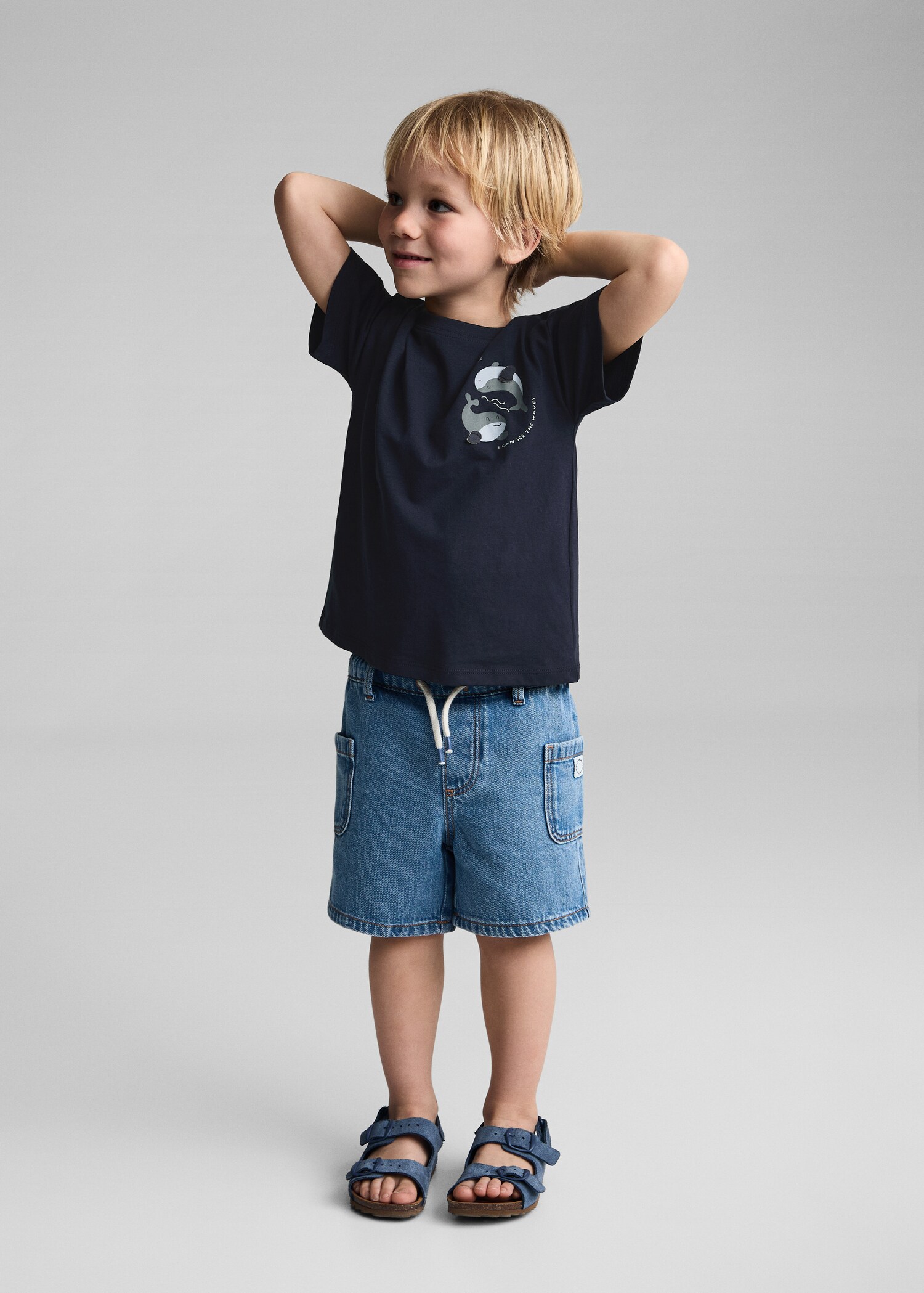 Gemustertes T-Shirt mit Relief-Details - Allgemeine Ansicht