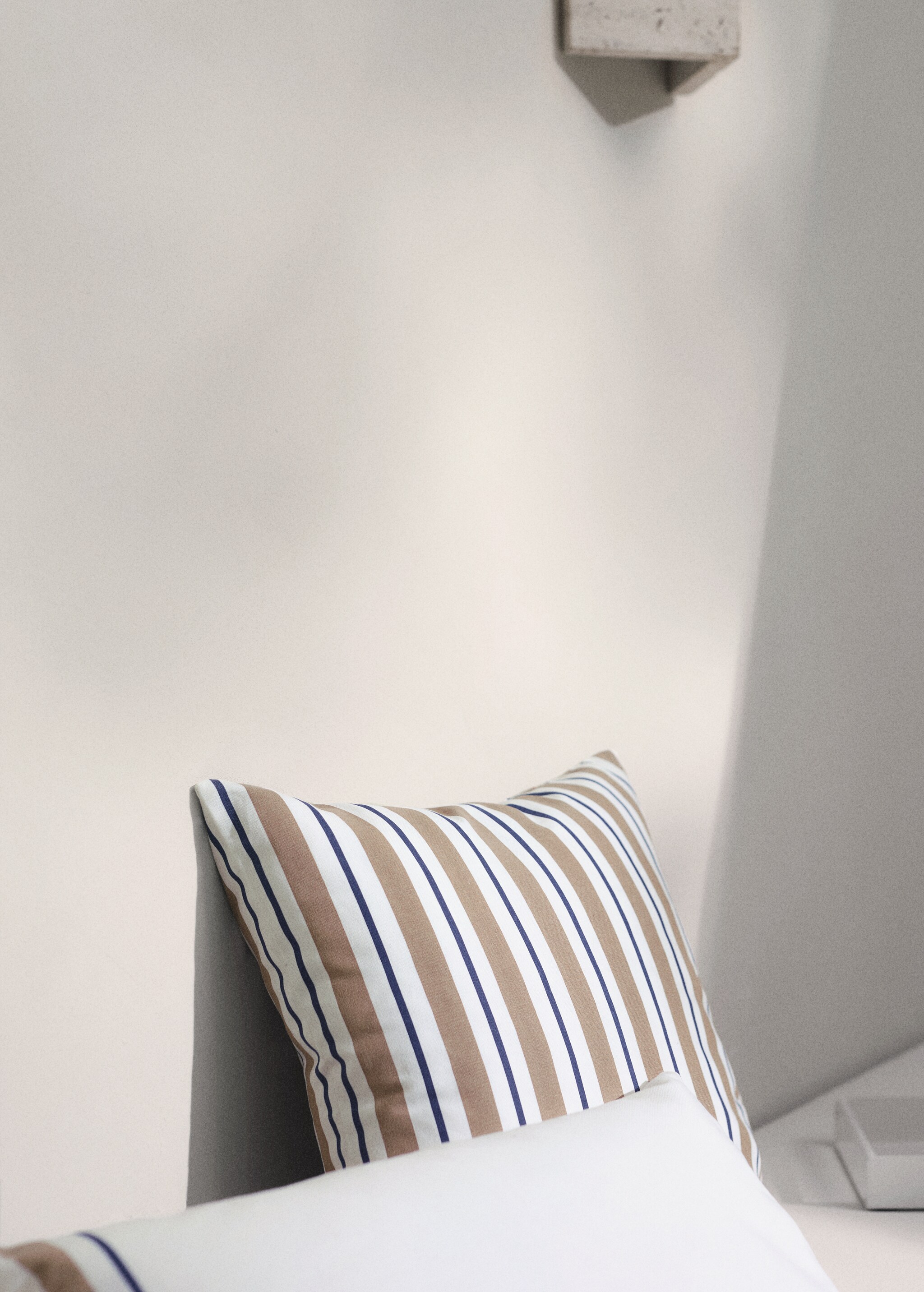 Striped water-repellent cushion cover 45x45cm - General plane