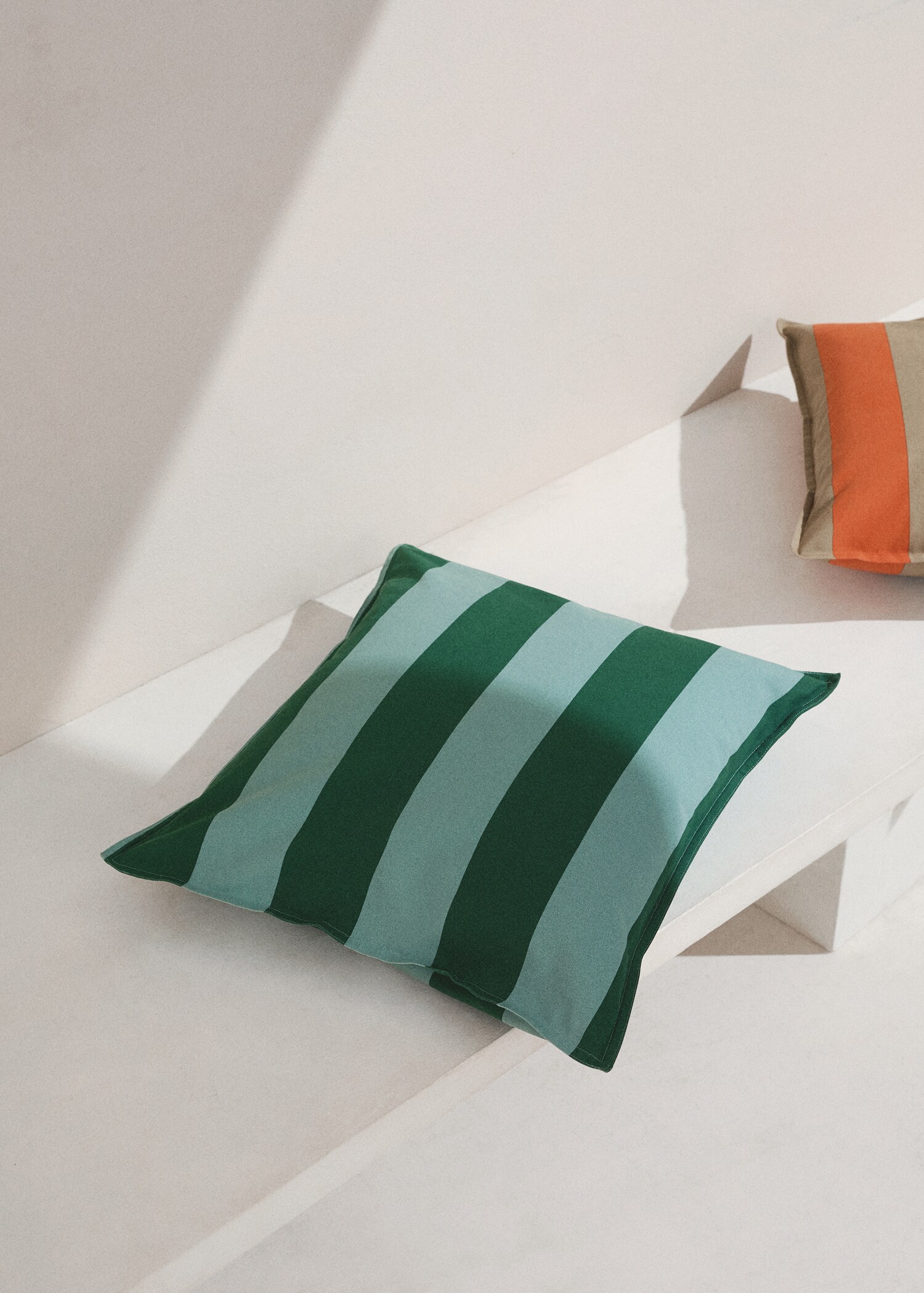 Striped water-repellent cushion cover 50x50cm - General plane