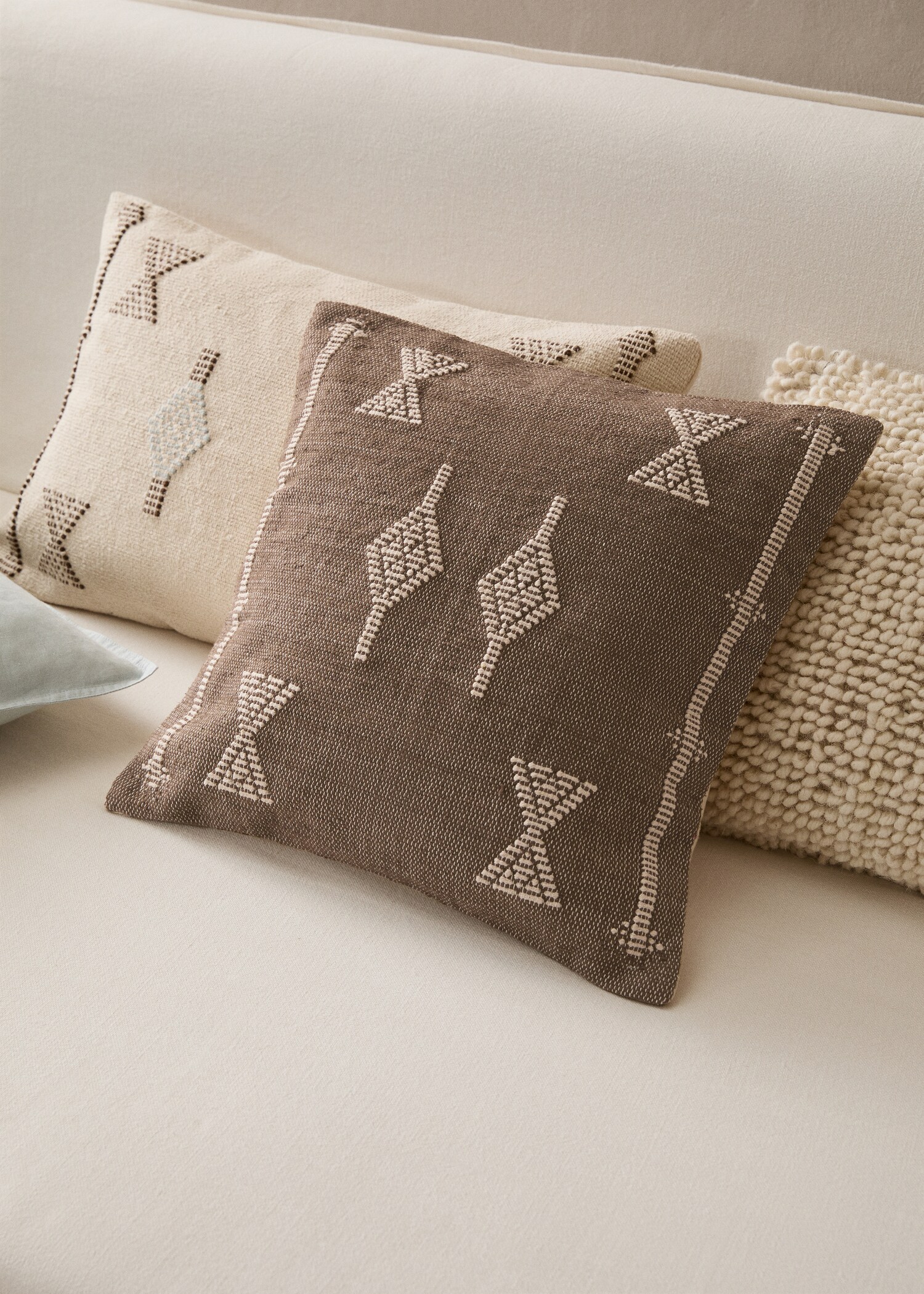 Kissenhülle mit geometrischer Stickerei 45 x 45 cm - Allgemeine Ansicht
