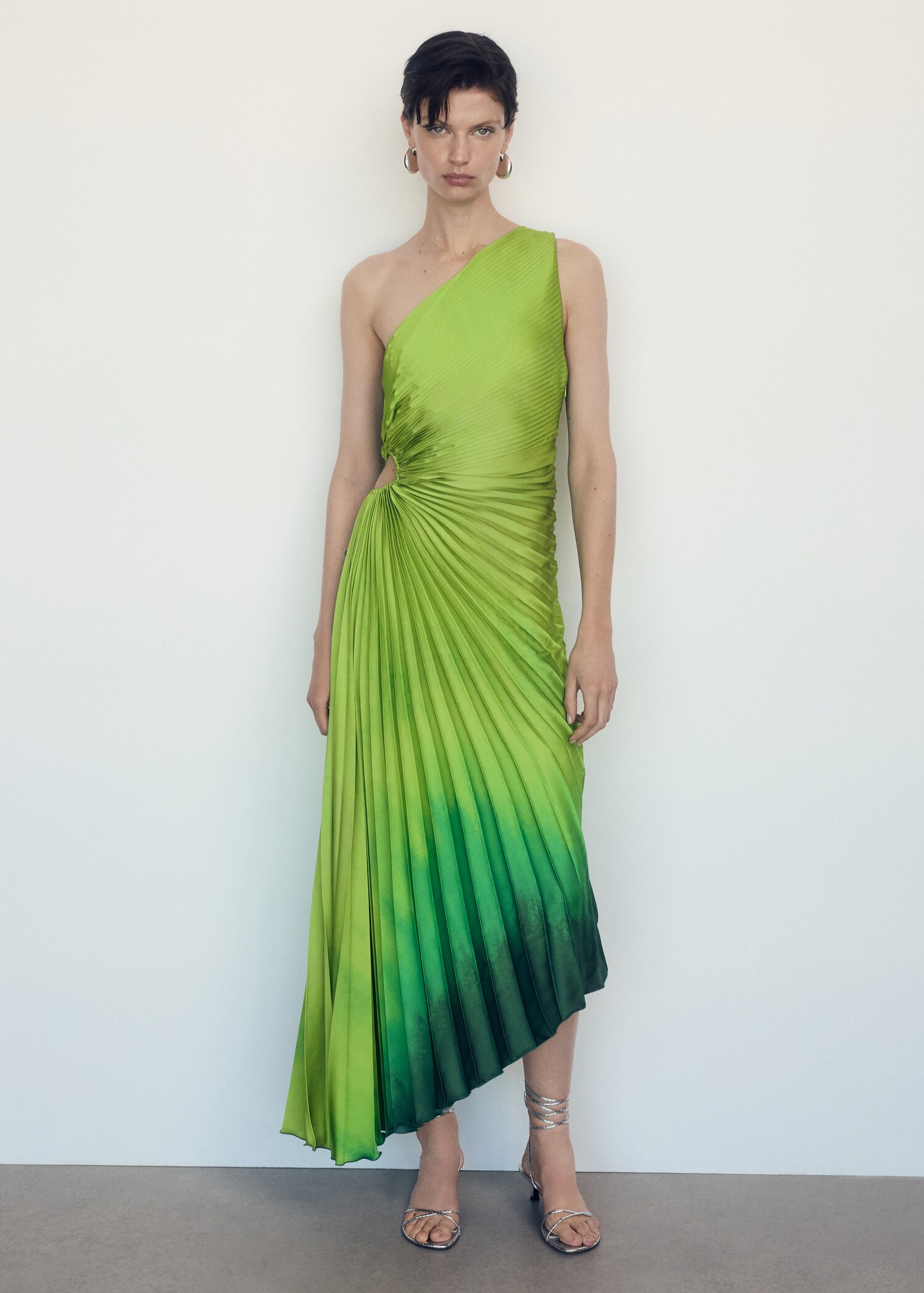 Asymmetrical pleated dress - General plane