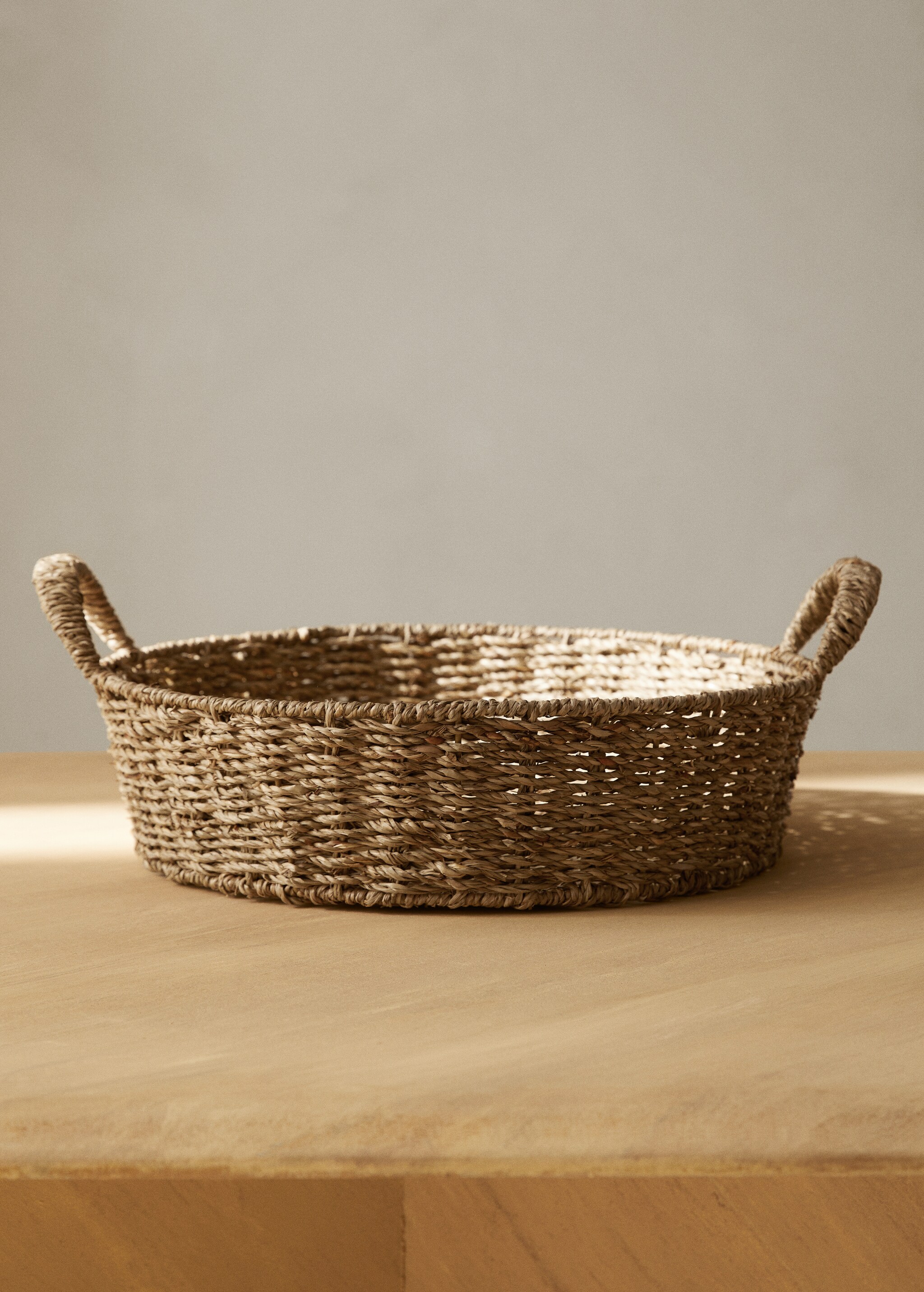 Large round basket with handle - General plane