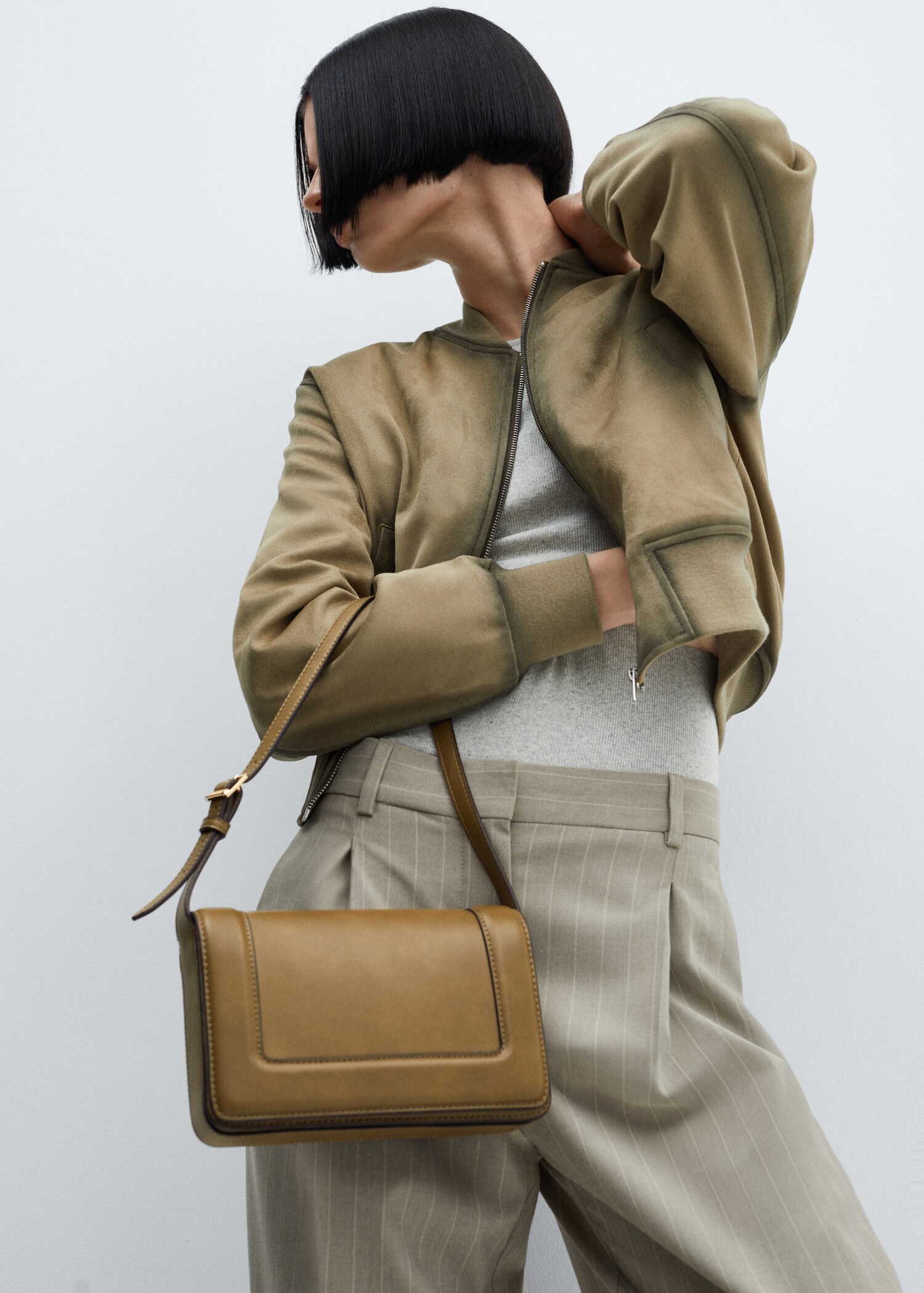 Geantă crossbody cu capac - Plan general