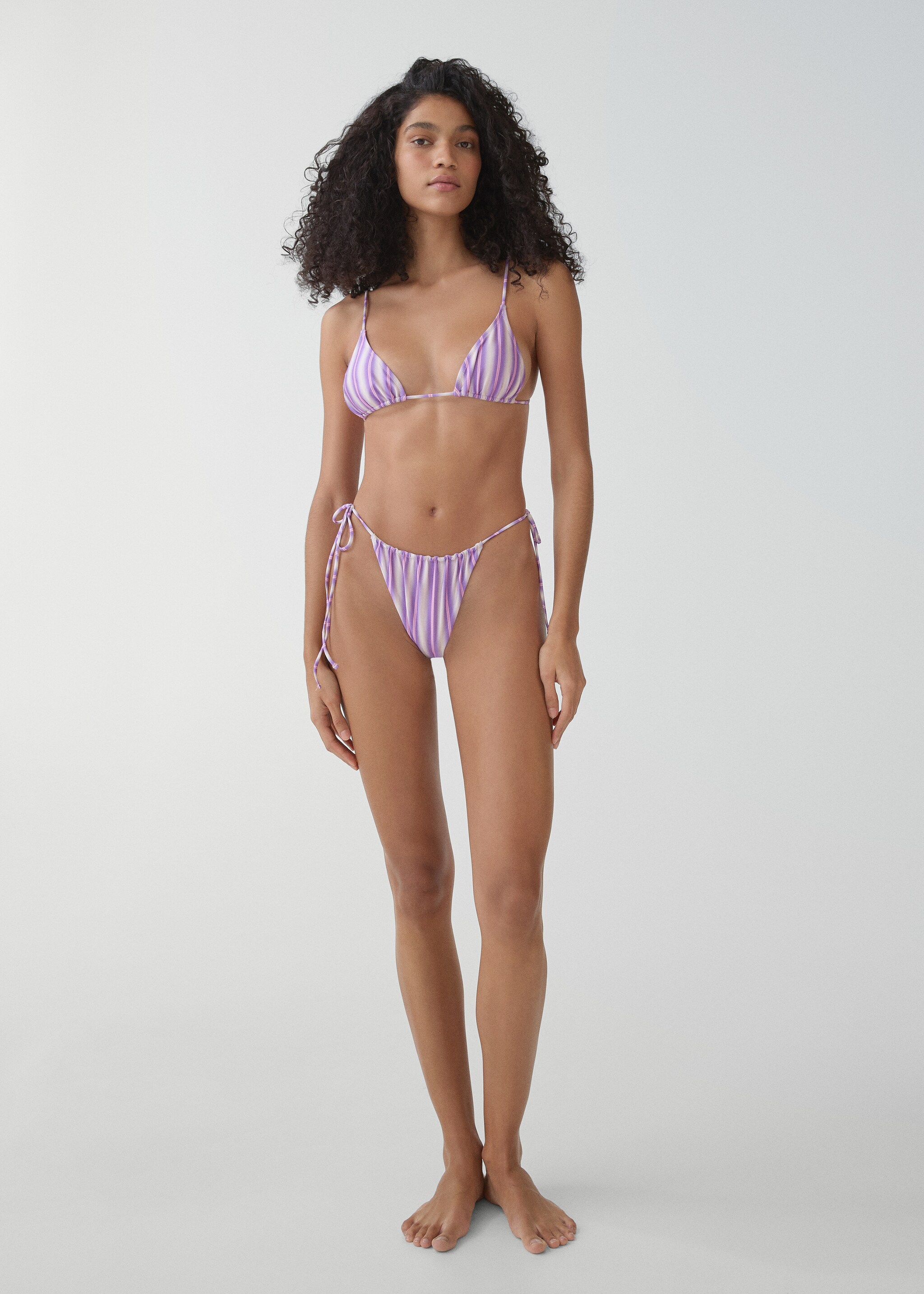 Braguita bikini rayas - Plano general