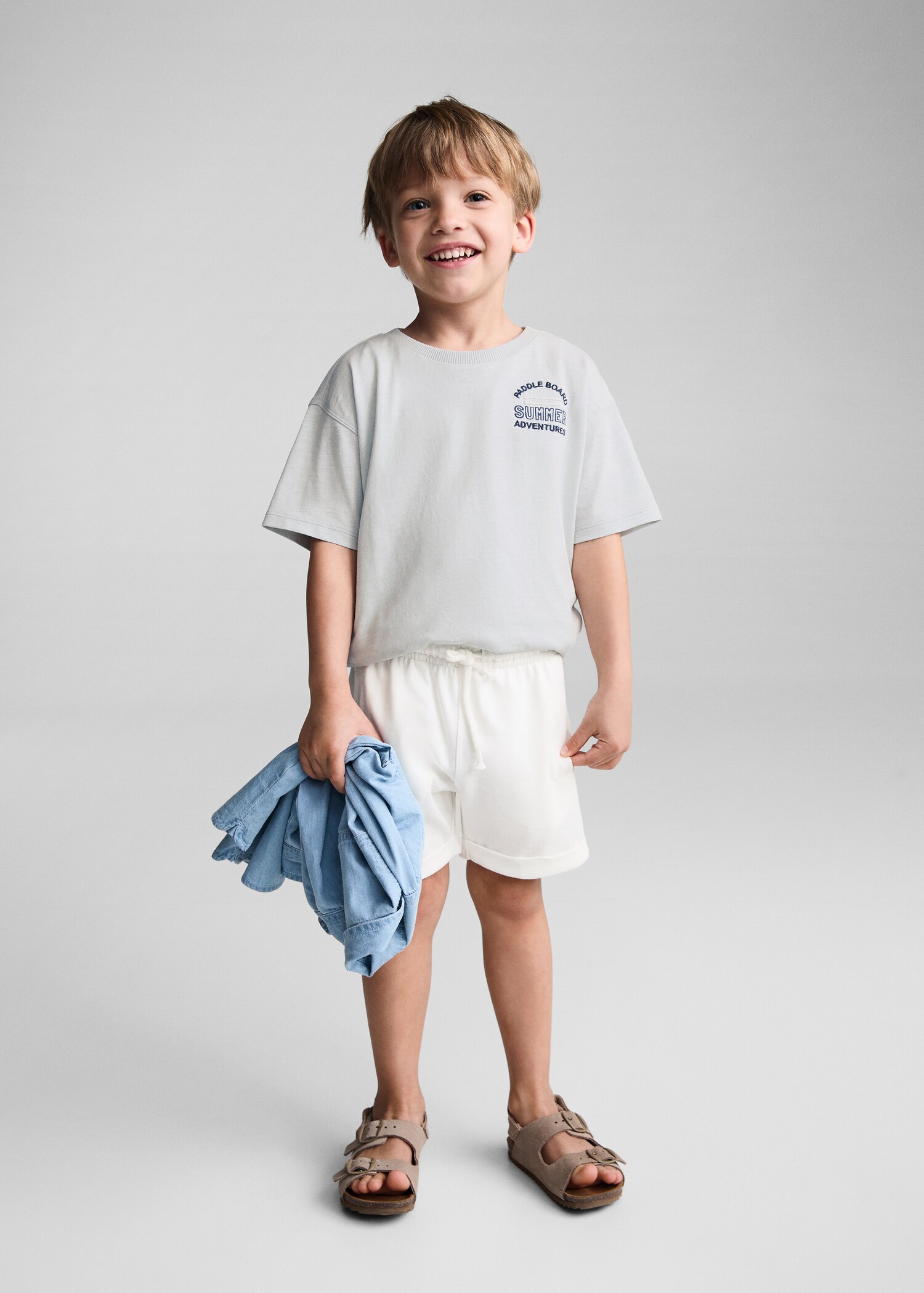 Tricou mesaj brodat - Plan general