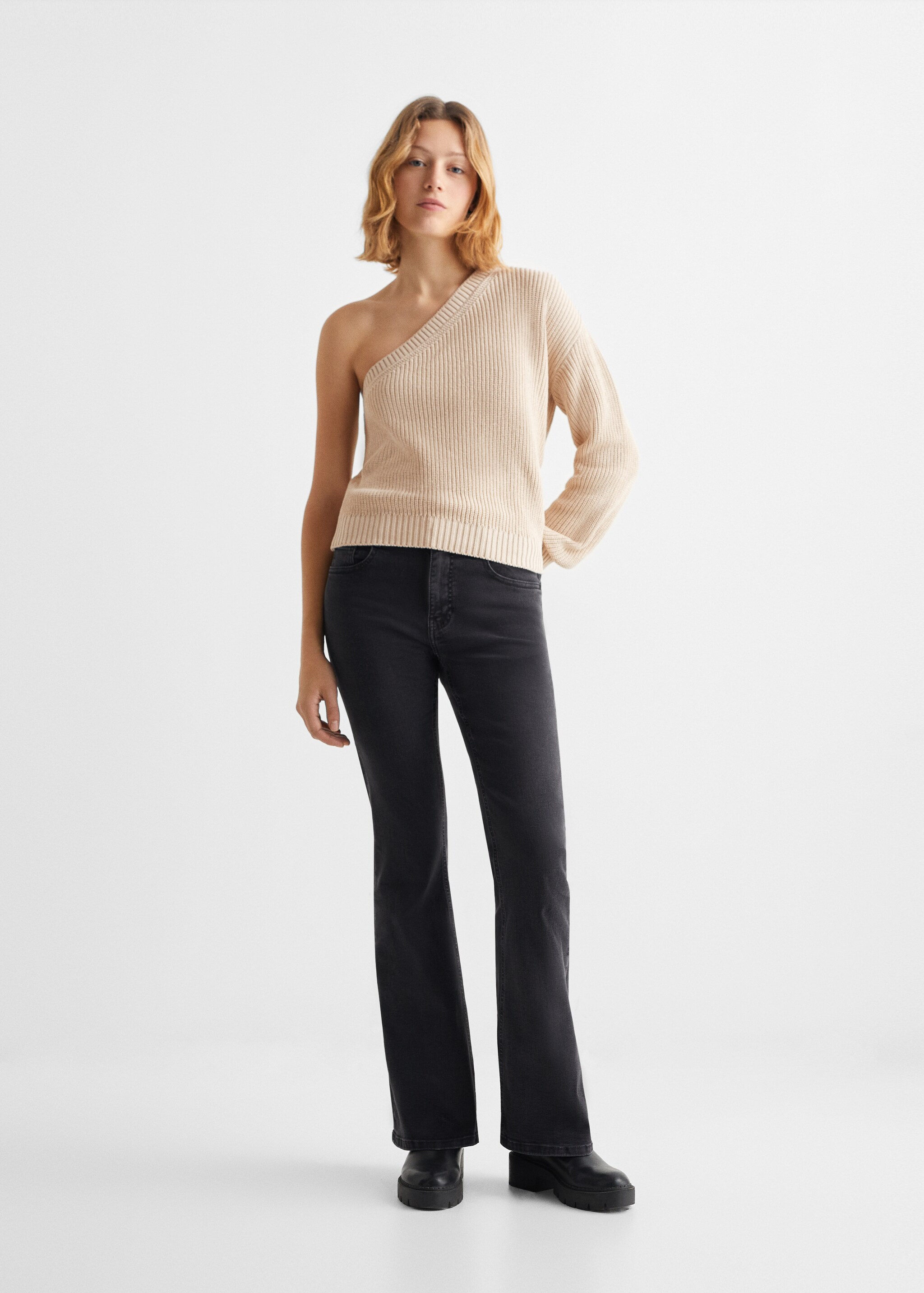 Asymmetric knit sweater - General plane