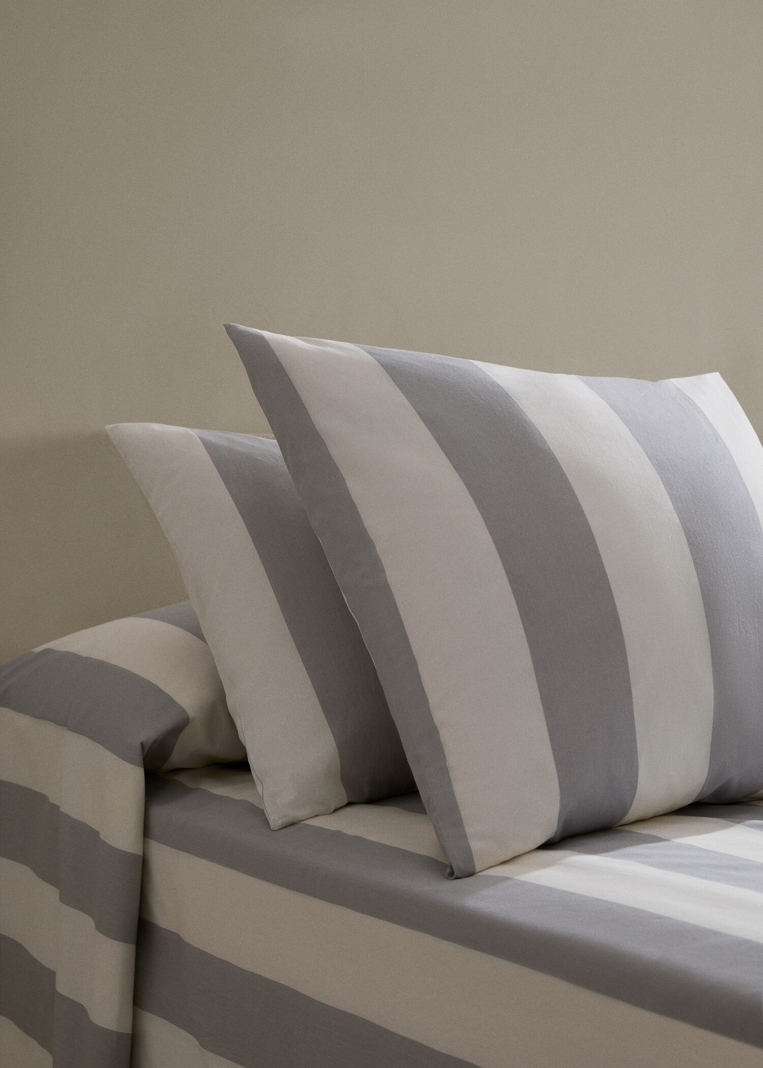 Contrast striped cotton pillowcase 50x75cm - General plane