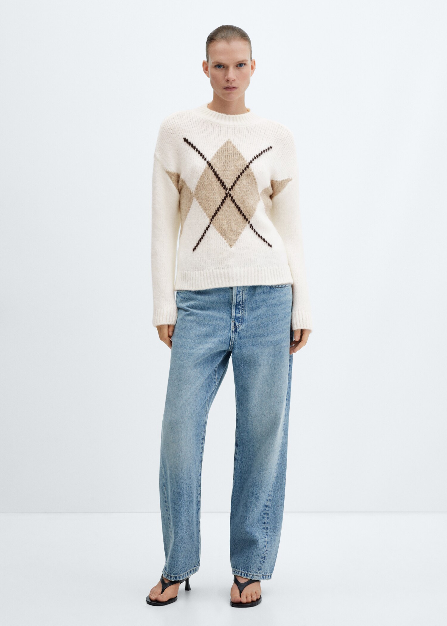 Round-neck knitted sweater - General plane