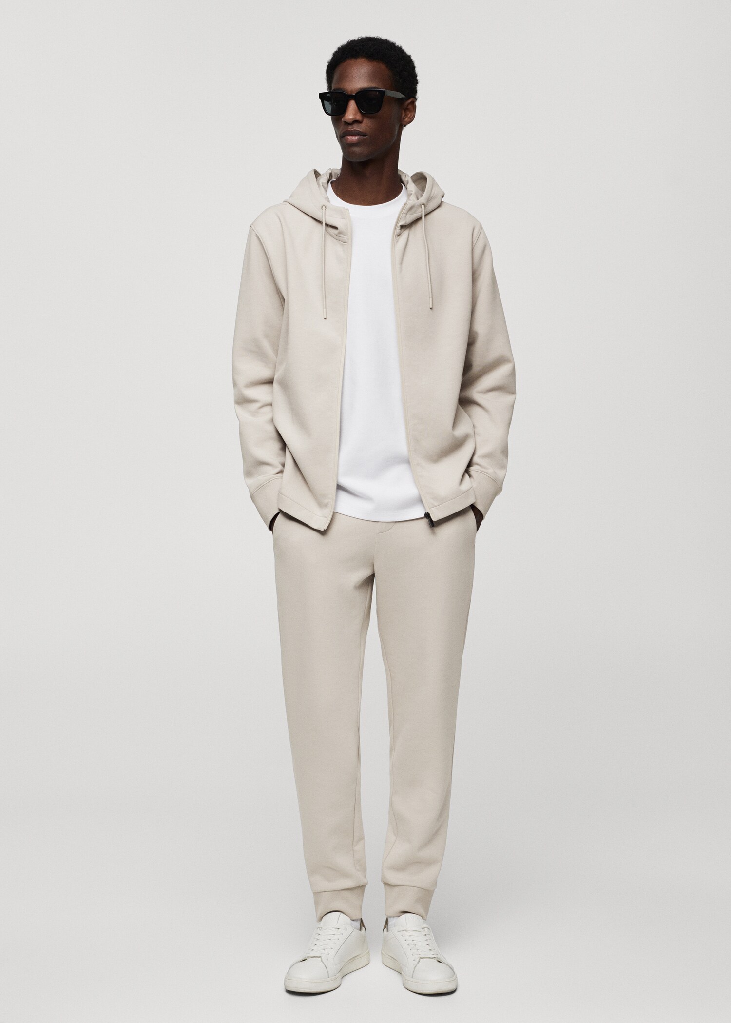 Sweatshirt com capuz de tecido técnico - Plano geral