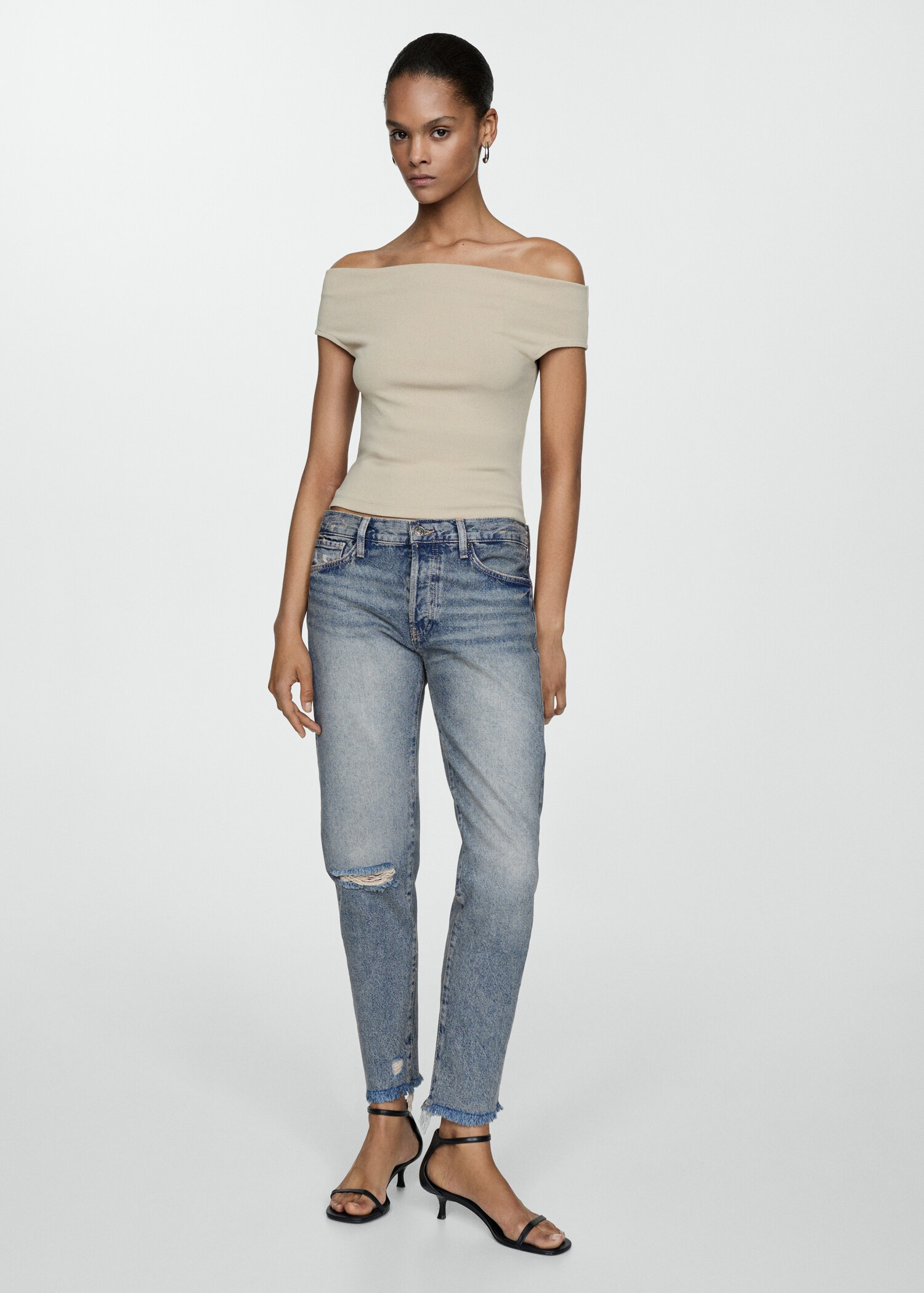 Jeans girlfriend tiro bajo rotos - Plano general