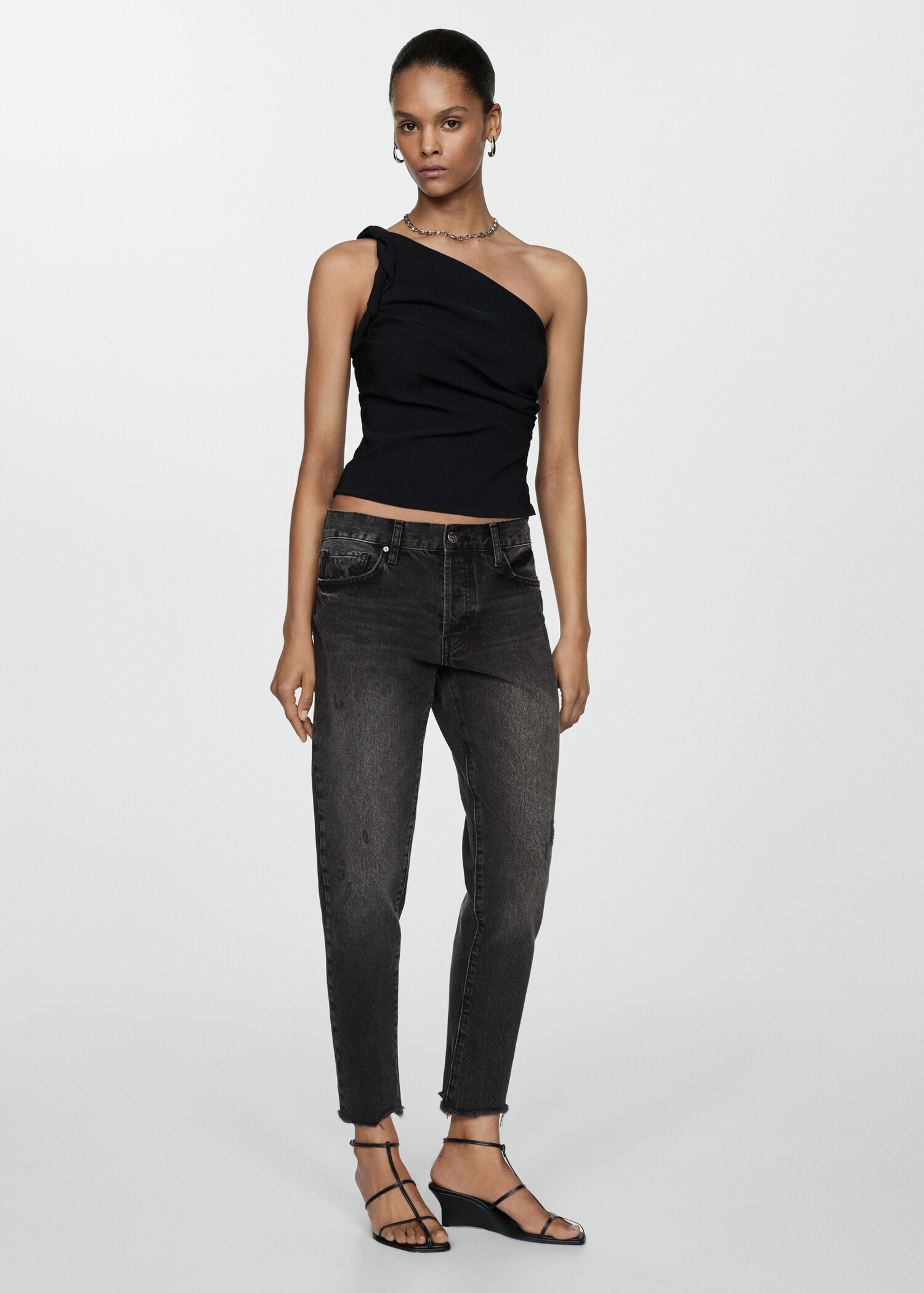 Jeans girlfriend tiro bajo rotos - Plano general