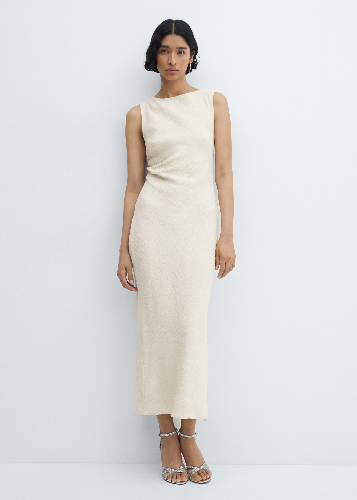 Vestido drapeado com abertura - Plano geral