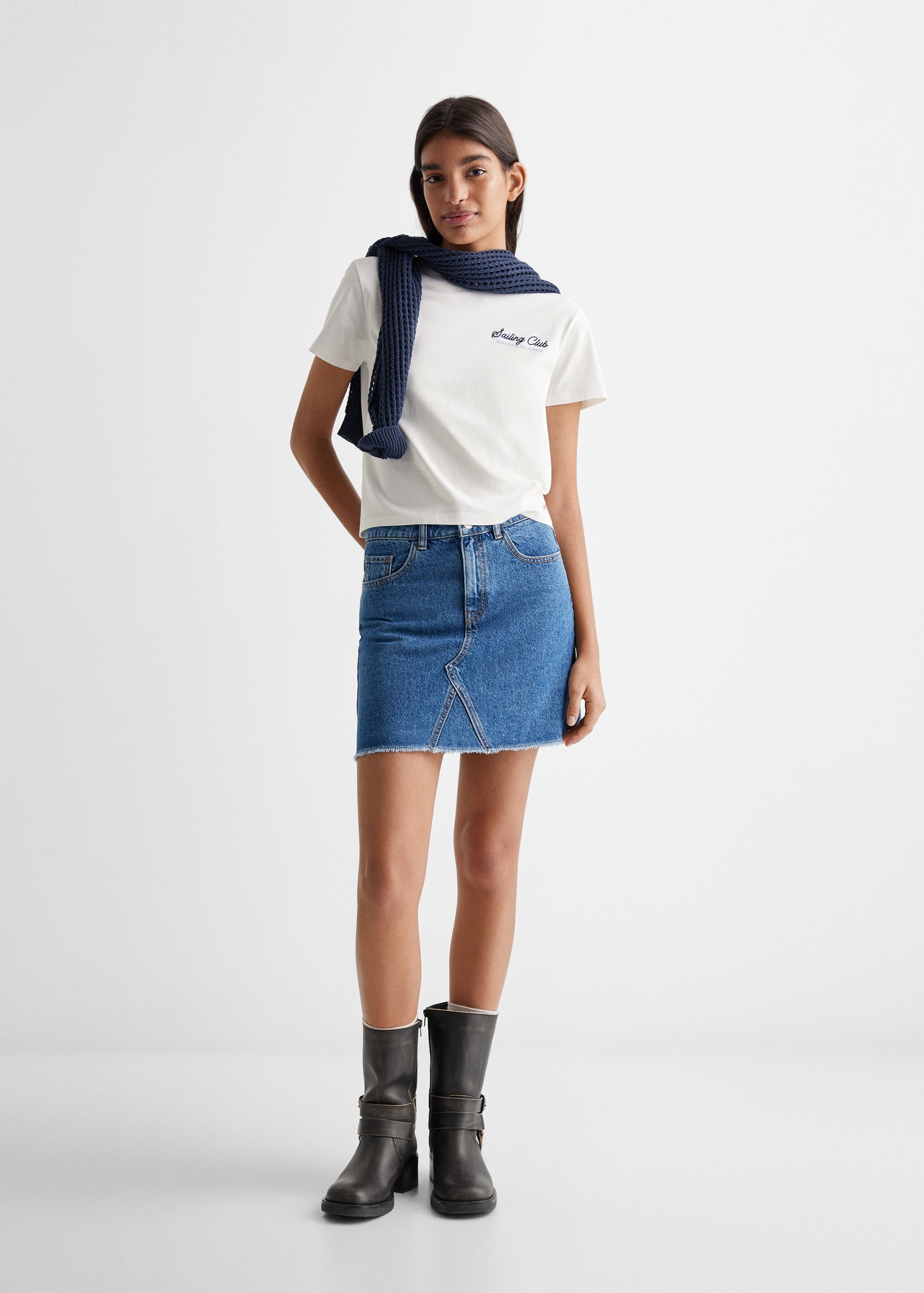 T-Shirt mit gestickter Aufschrift - Allgemeine Ansicht