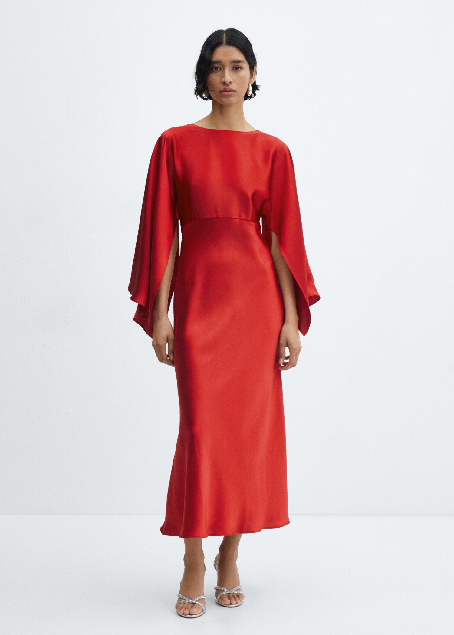 Vestido acetinado com manga de sino - Plano geral