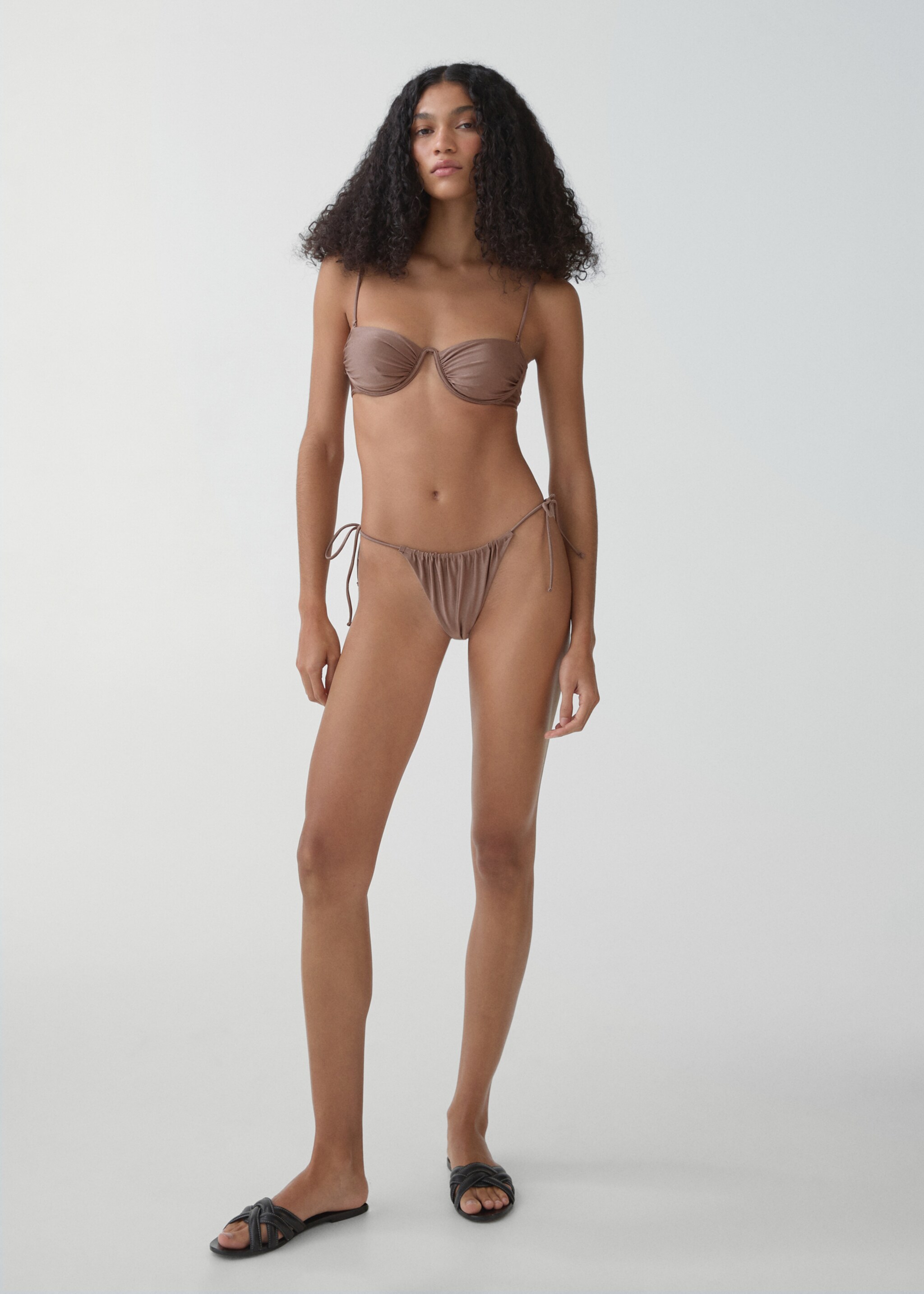 Figi bikini brazylijskie błyszczące - Plan ogólny, Jasny/Pastelowy brąz. Ref: 67034014-00.