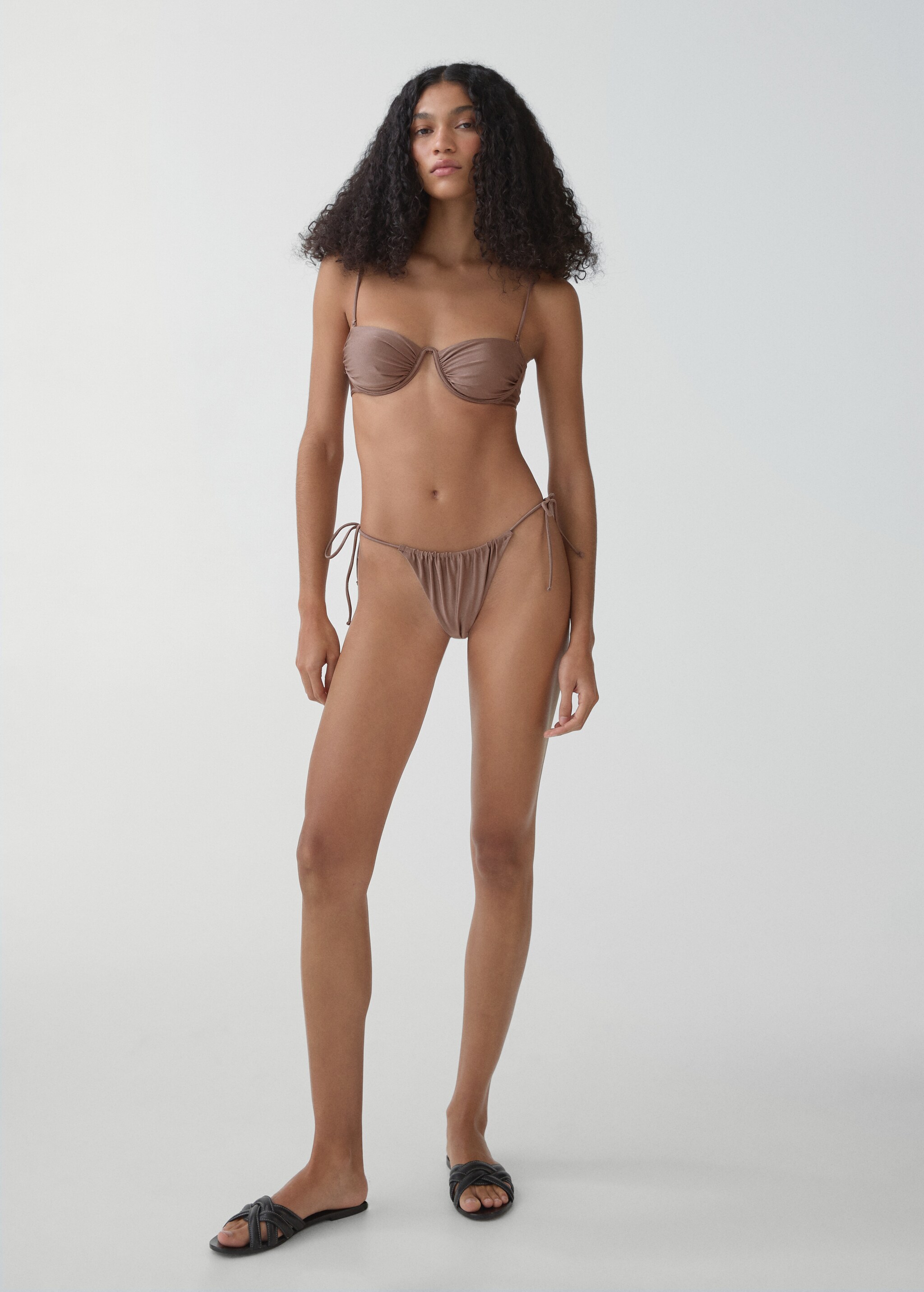 Culotte bikini brésilienne brillante - Plan général