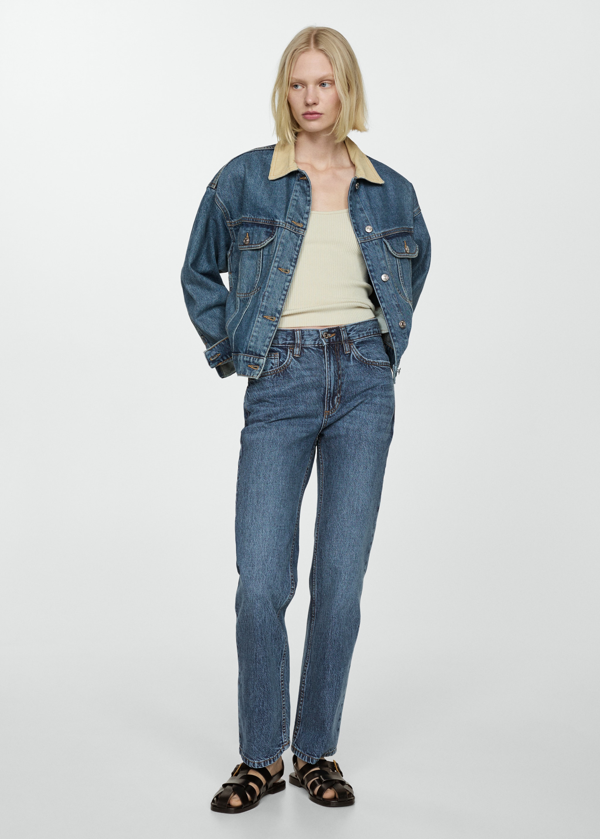Jeans retos com cintura de altura média - Plano geral