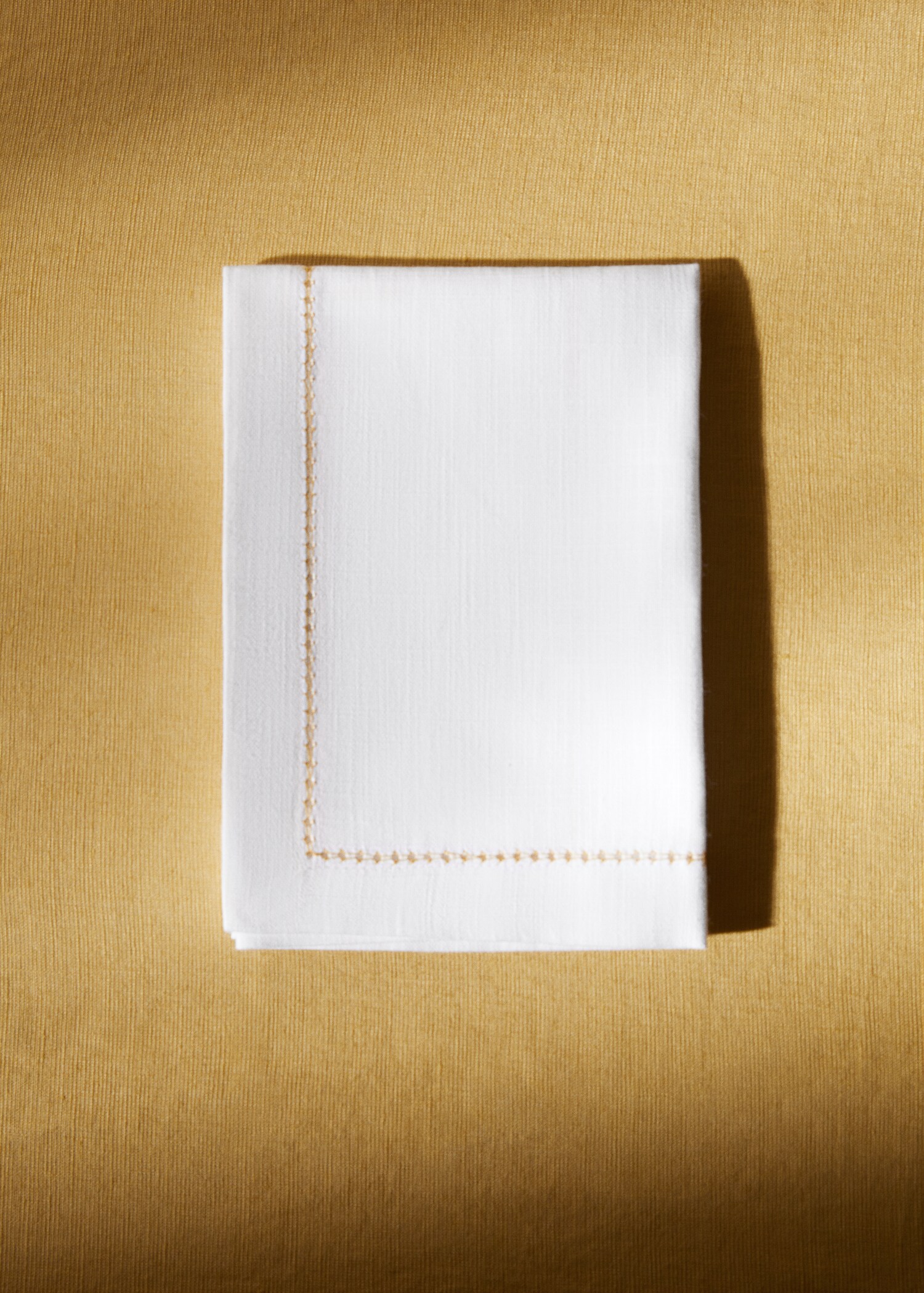 Cotton napkin with embroidered stitching - General plane