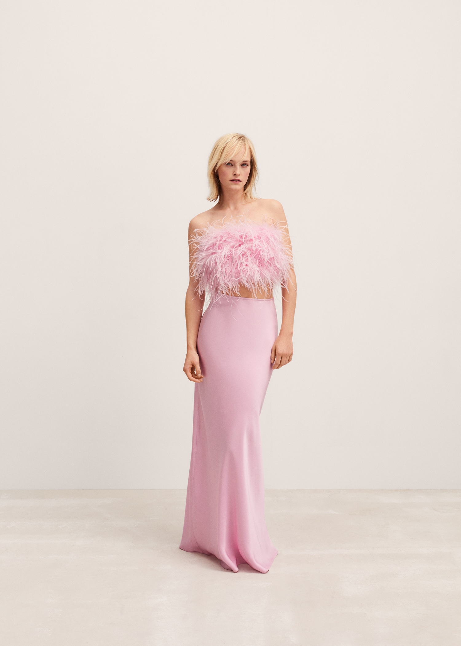 Top estilo bandeau plumas - Plano general