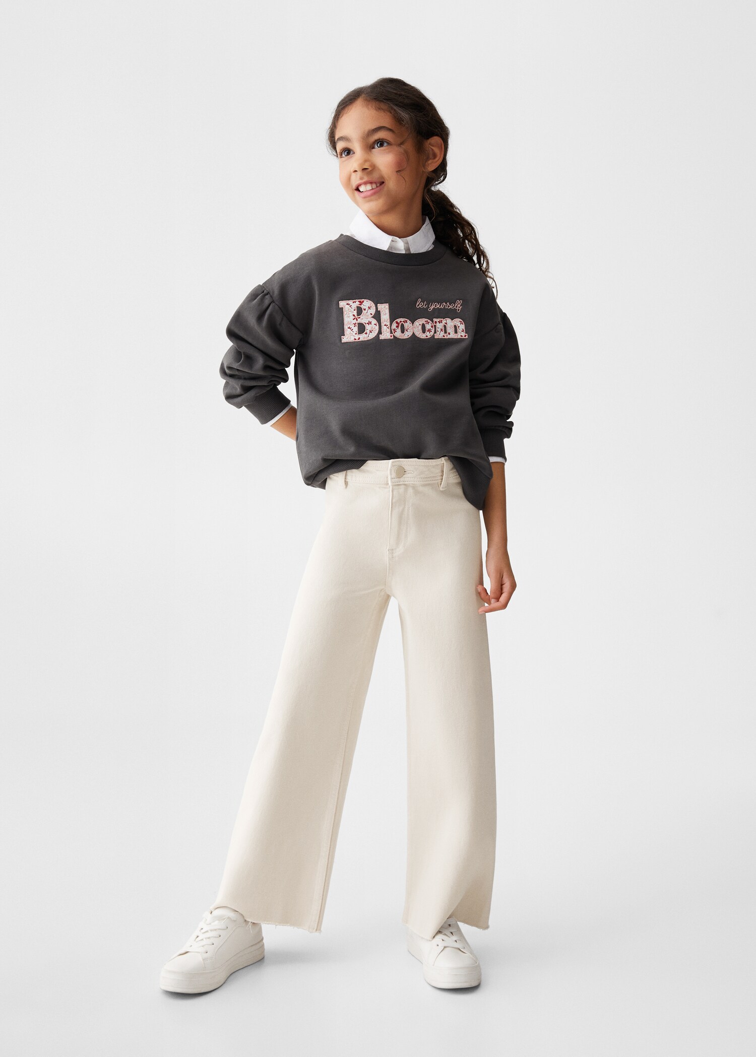 Embroidered message sweatshirt - Загальний план