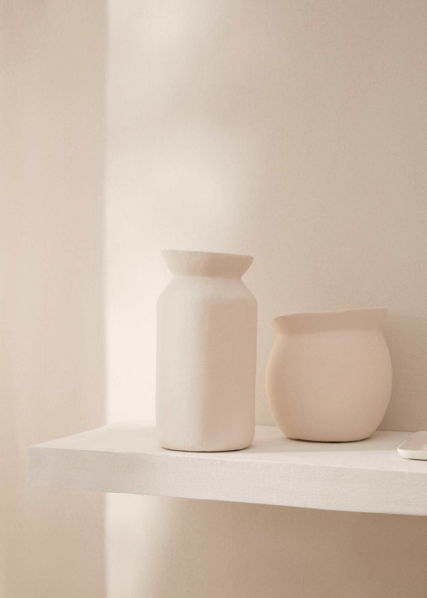 Asymmetrical metal vase - General plane