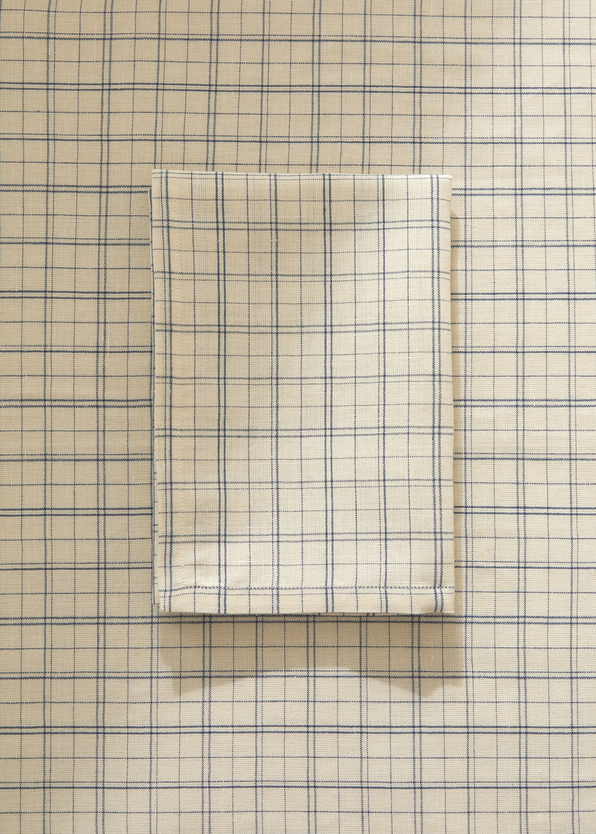 Cotton and linen napkin with checkered print - General plane