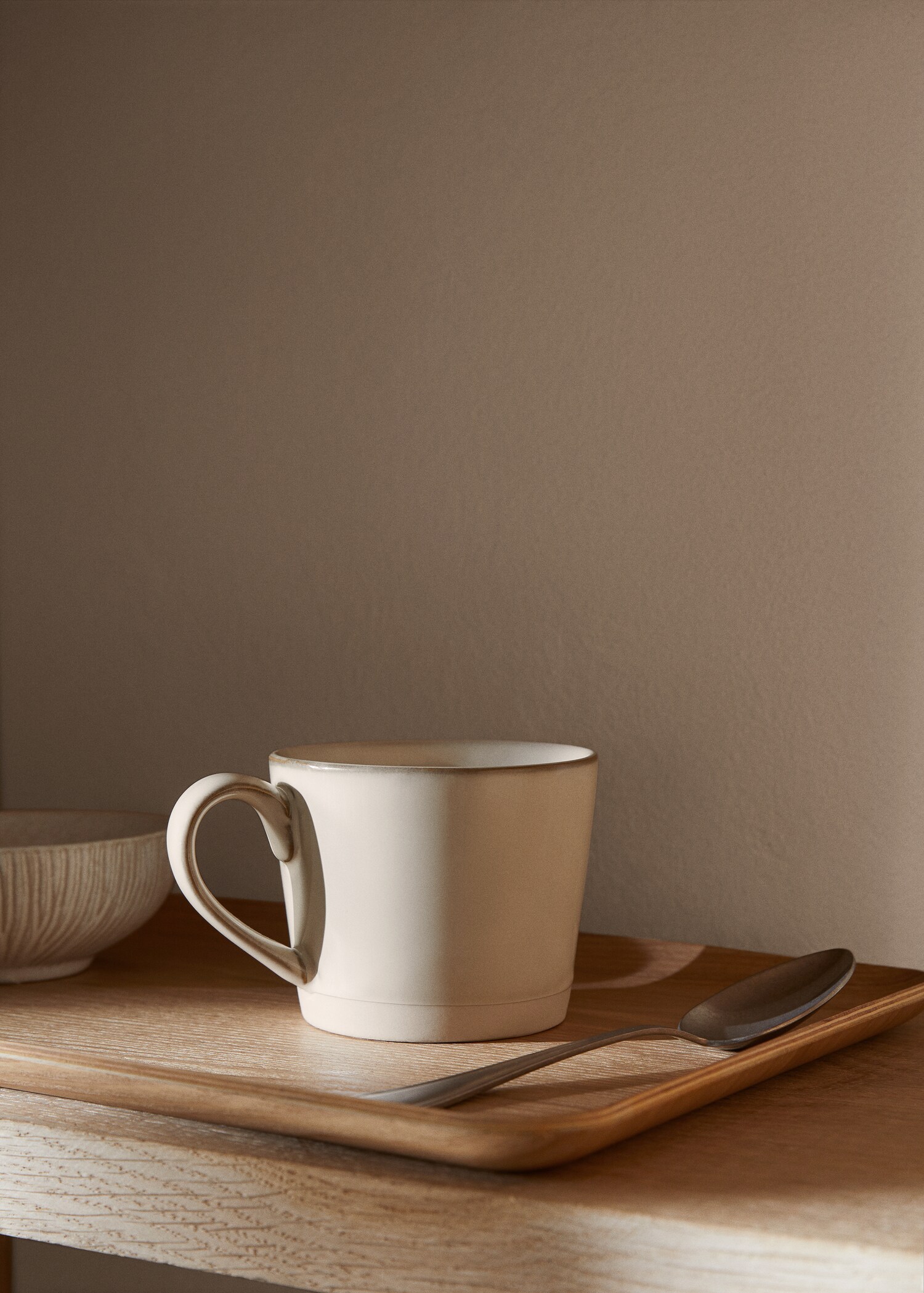 Stoneware jug with rim - General plane