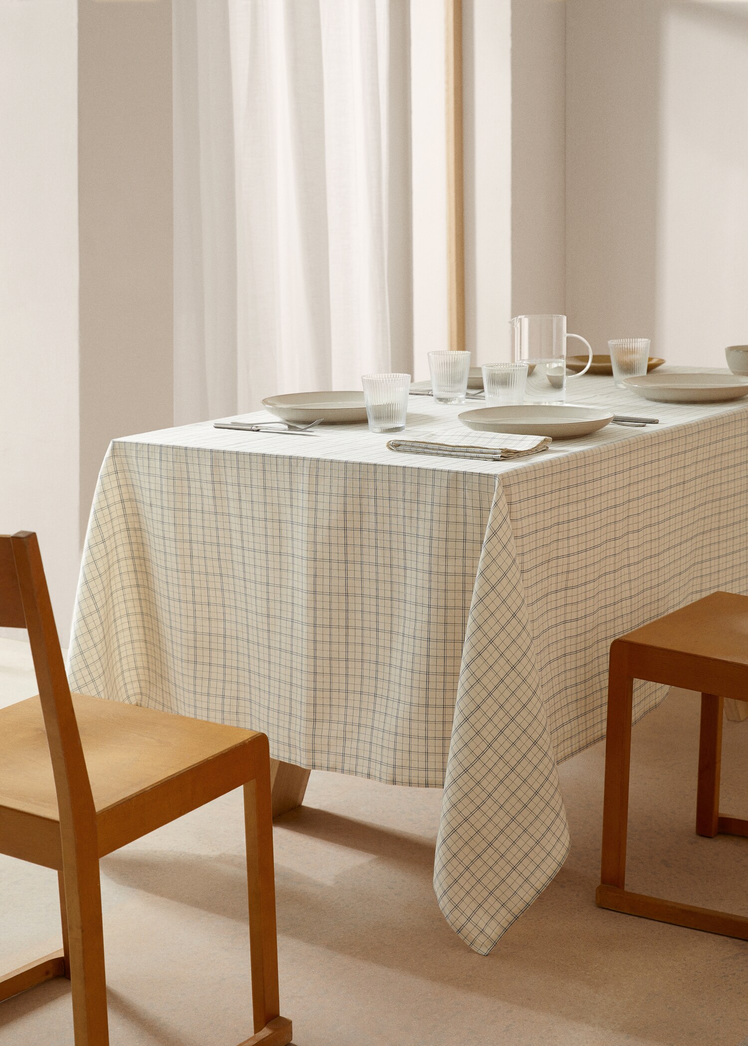 Cotton and linen tablecloth with checkered print - General plane