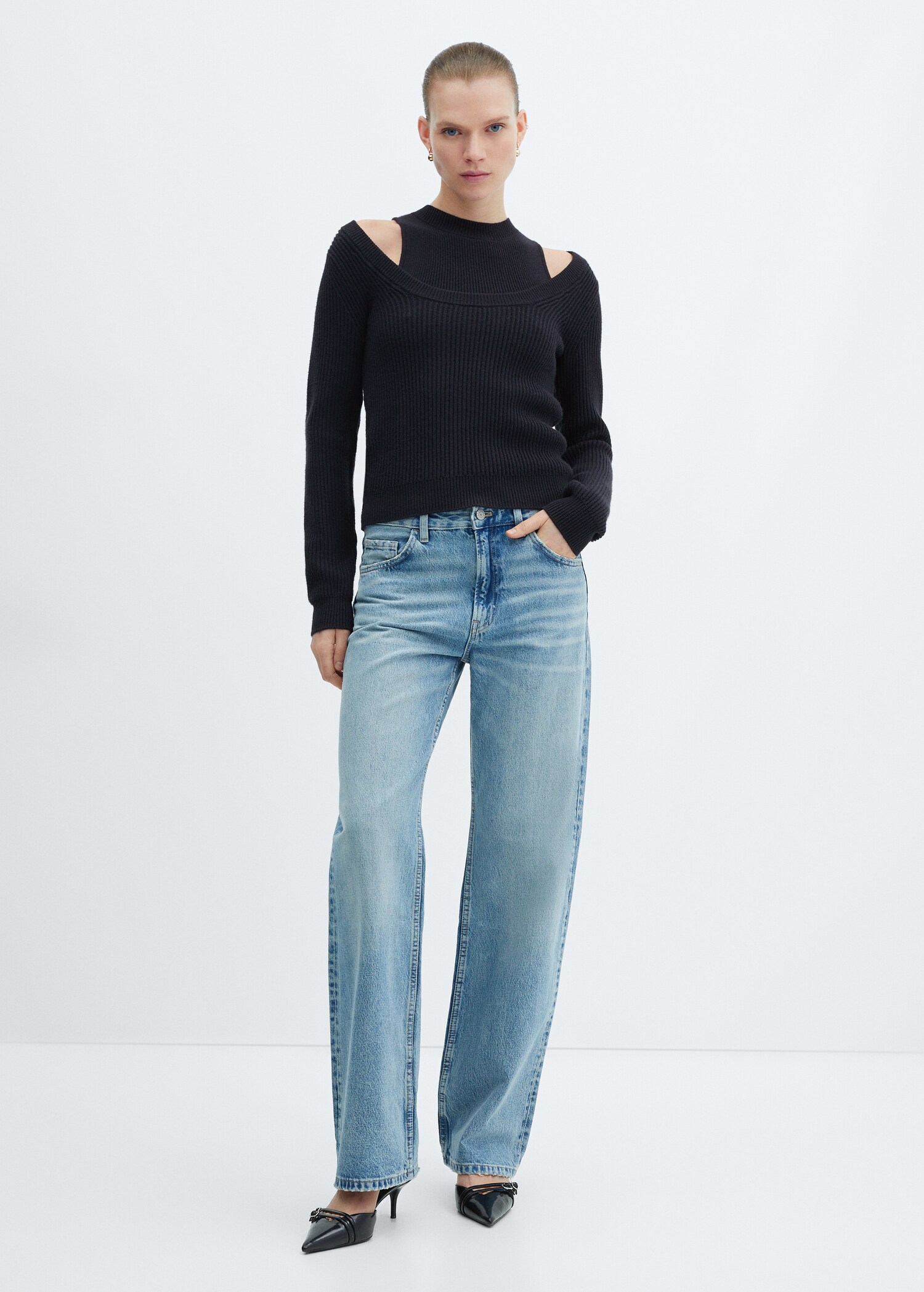 Low-cut neck sweater - General plane