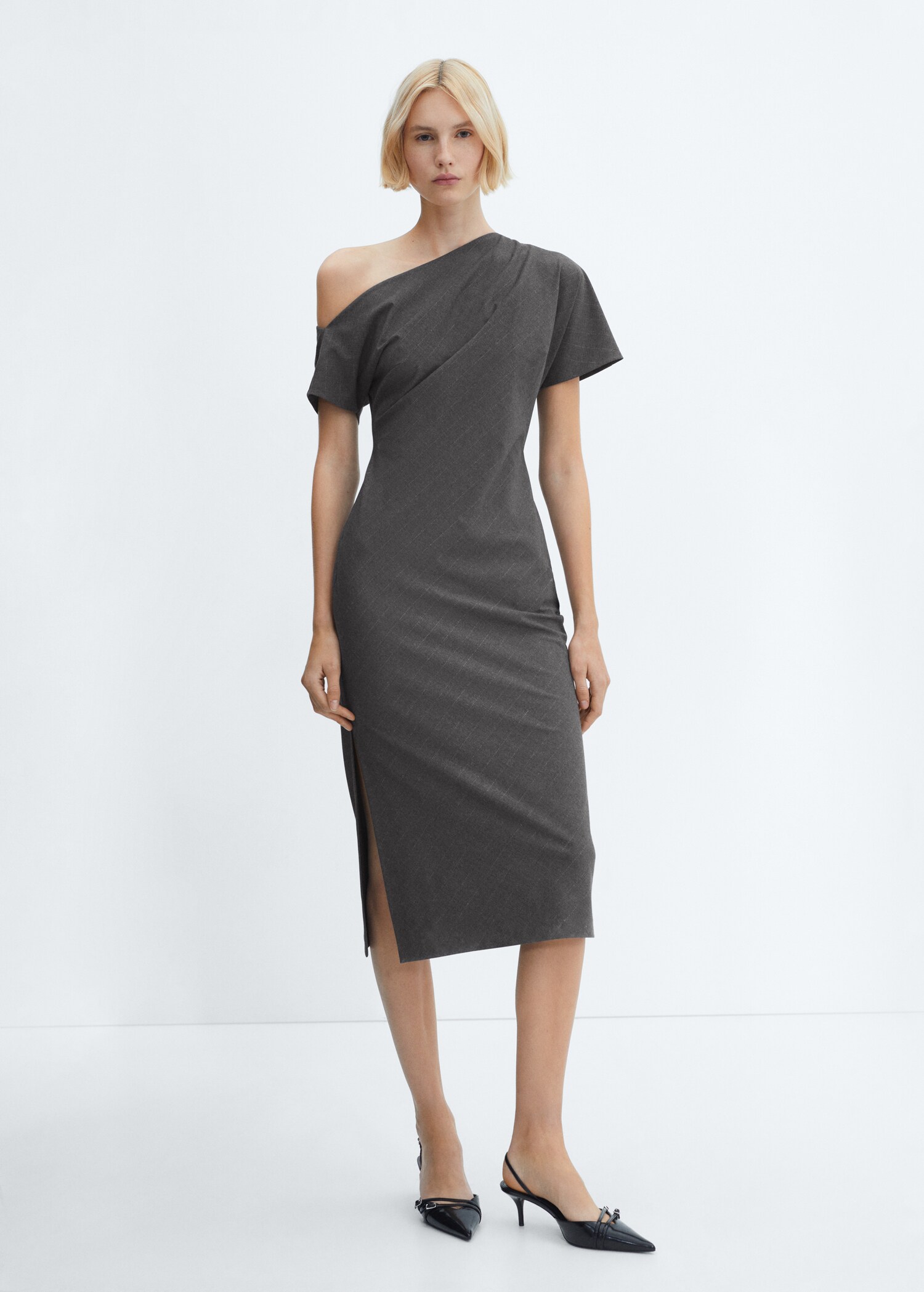 Asymmetrical dress with side slit - General plane