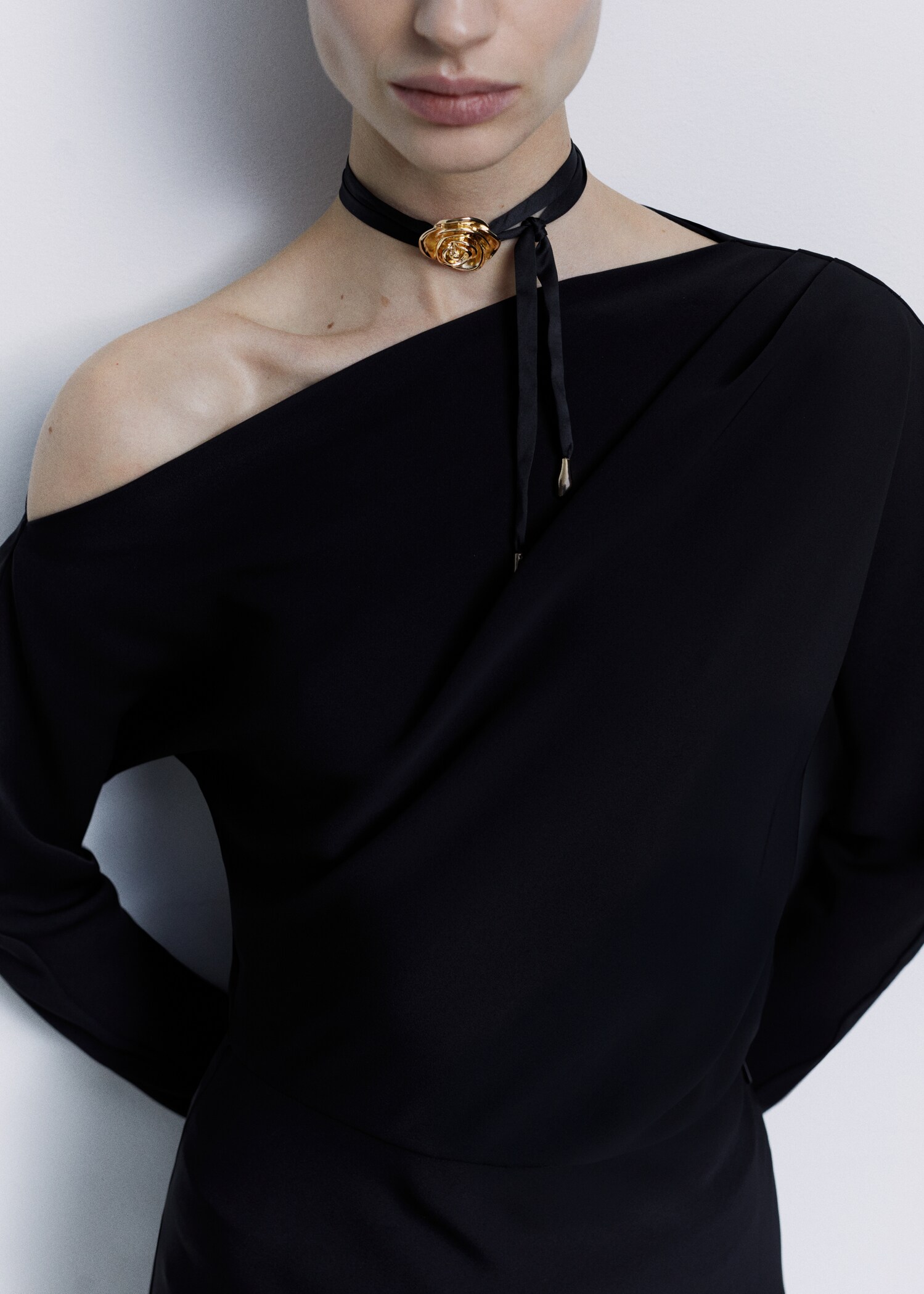 Flower choker necklace - General plane