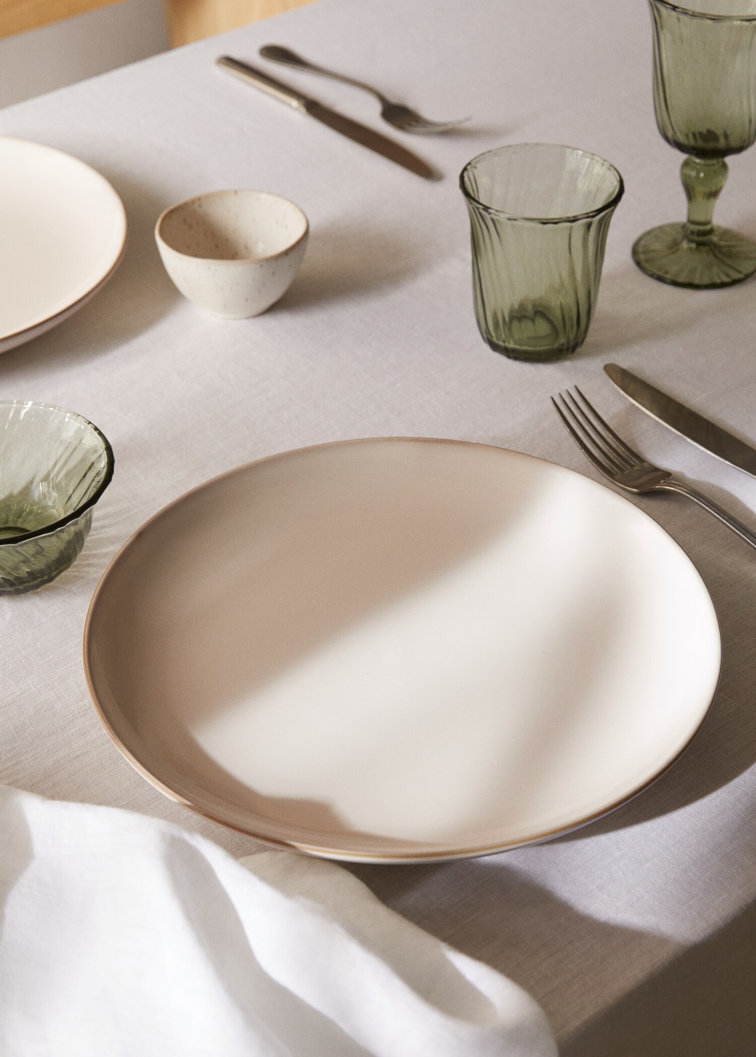 Stoneware flat plate with rim - General plane