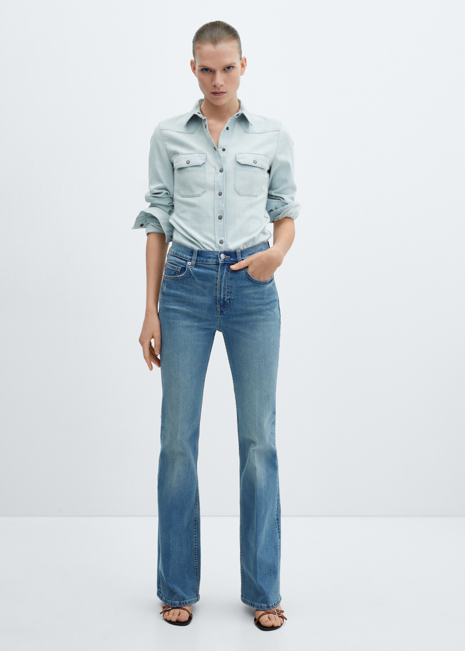 Jeans flare tiro alto - Plano general