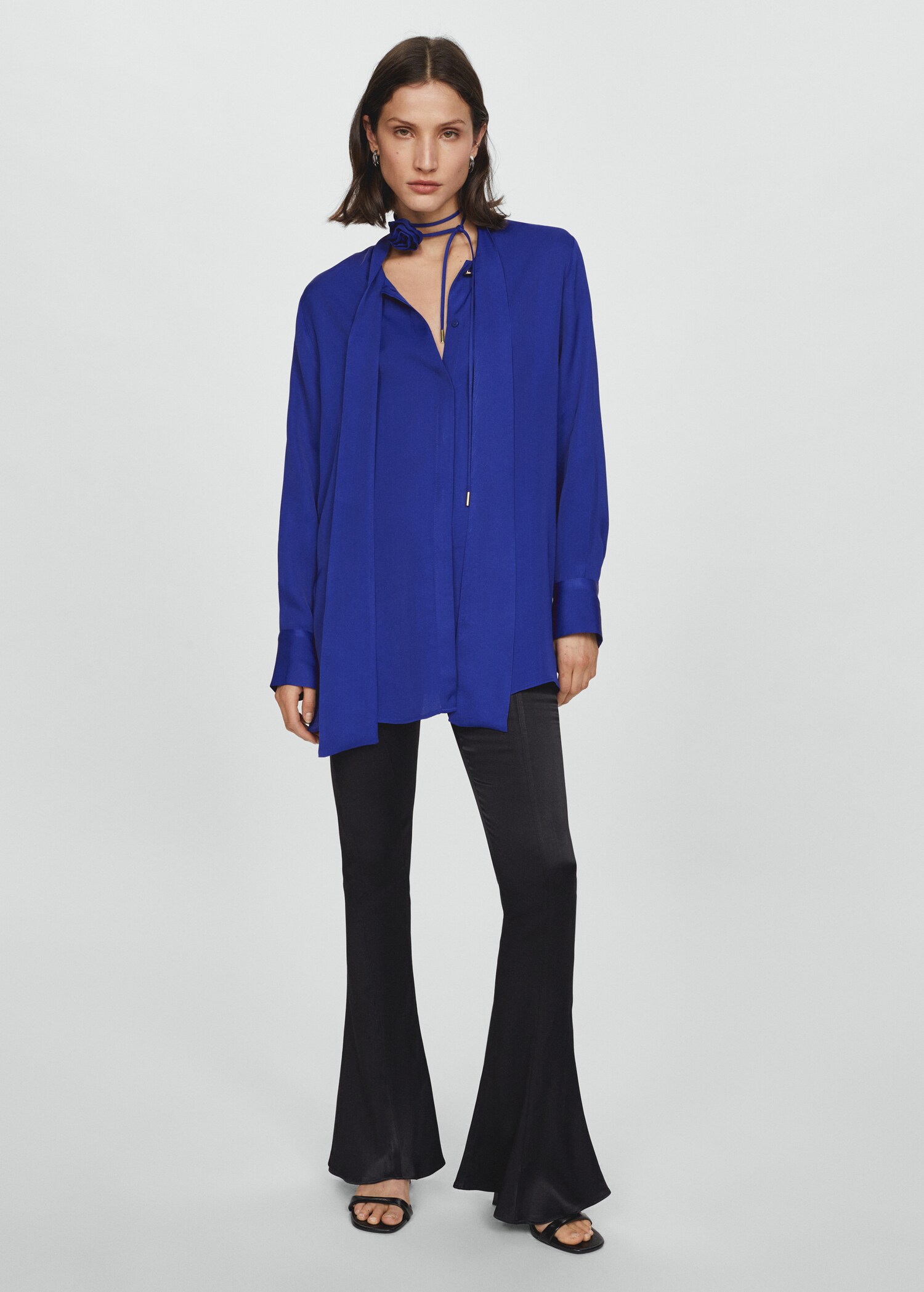 Blouse satinée ras-de-cou fleur - Plan général