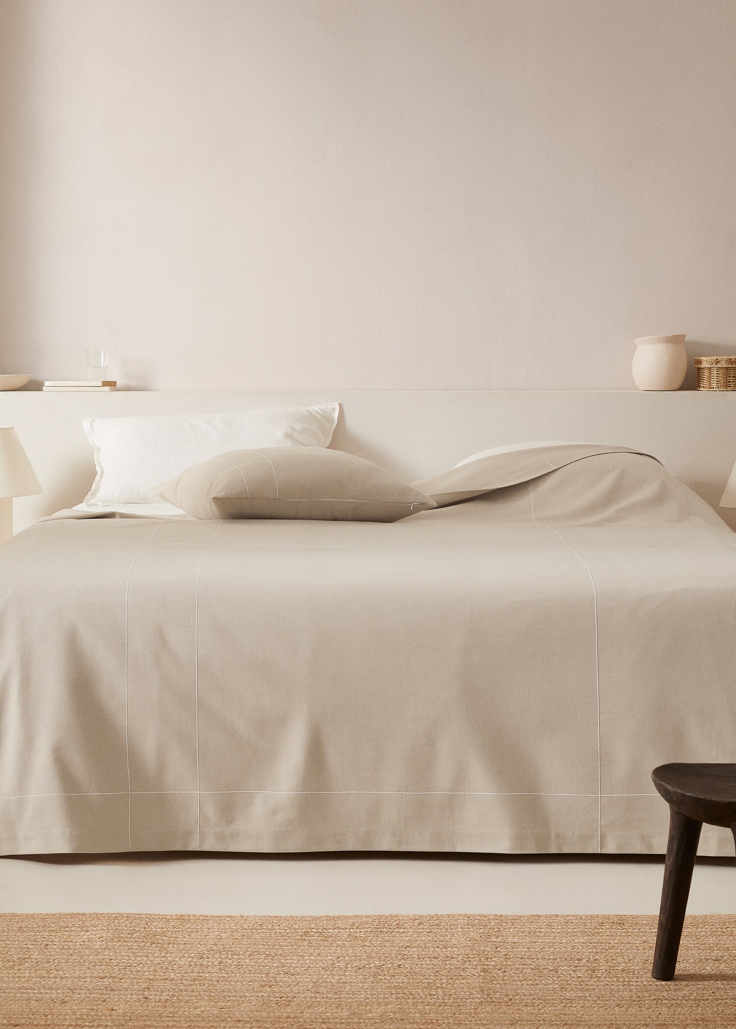 Cotton quilt with embroidered lines - General plane