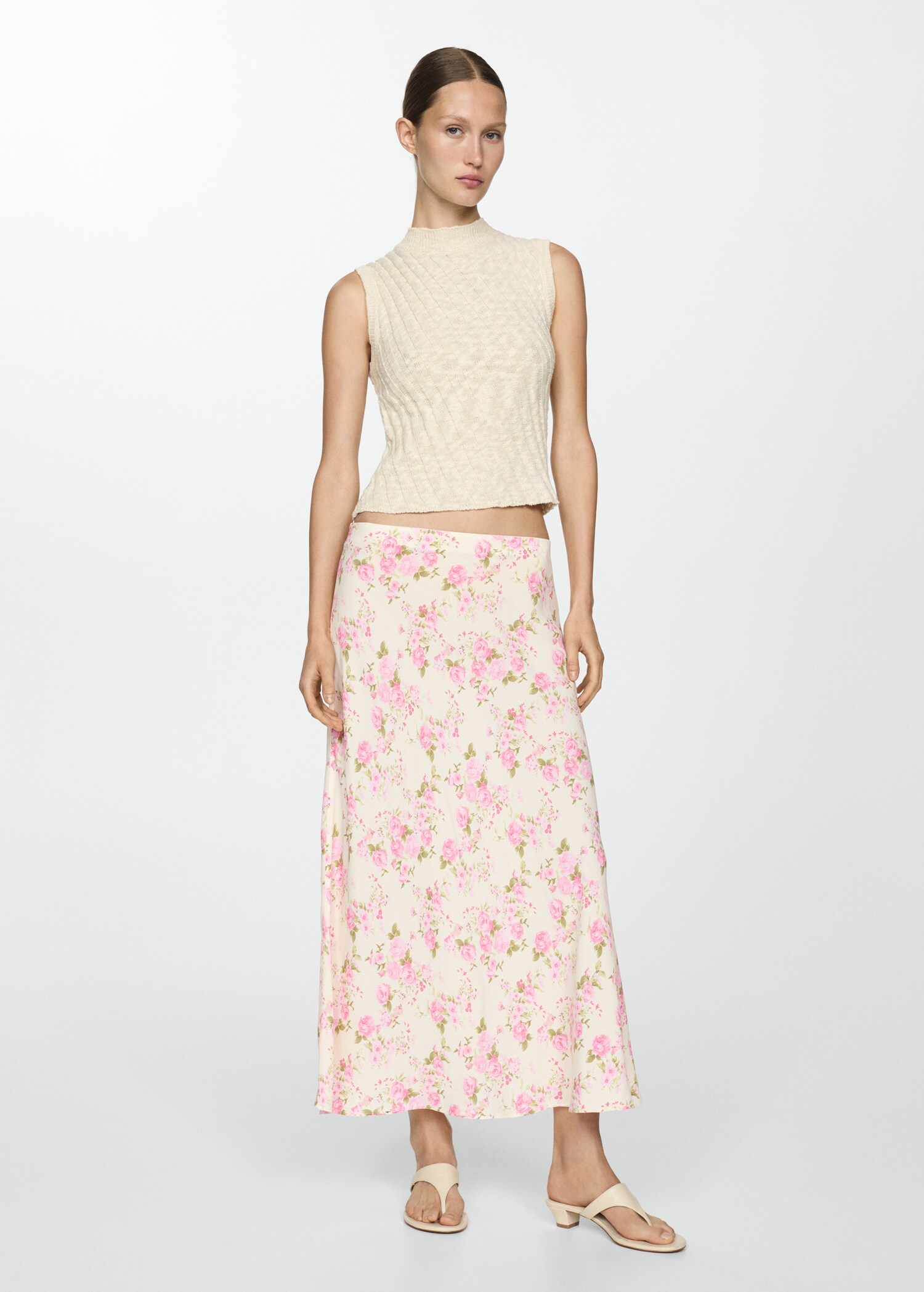 Falda larga floral - Plano general