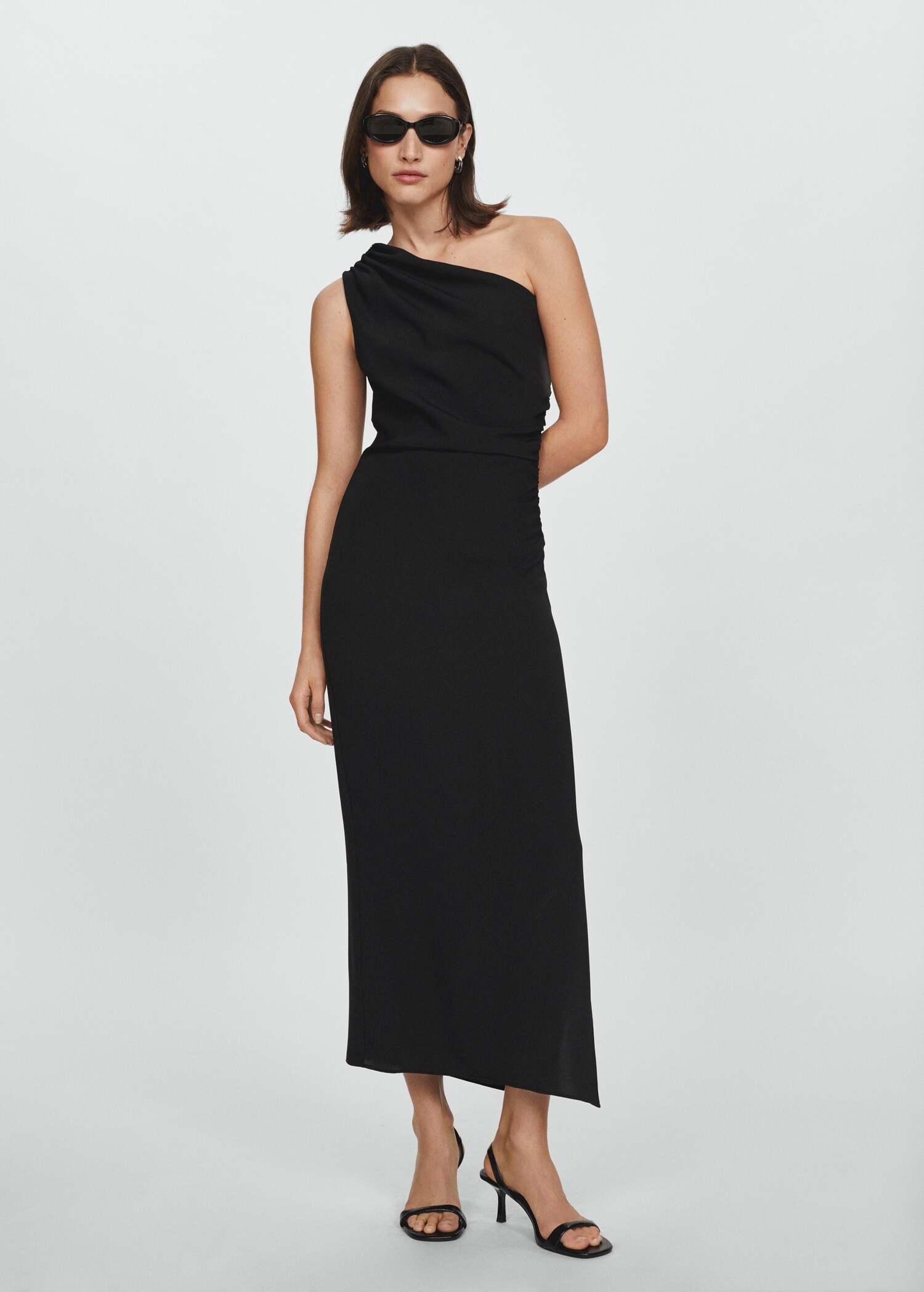 Asymmetrical dress with side slit - General plane