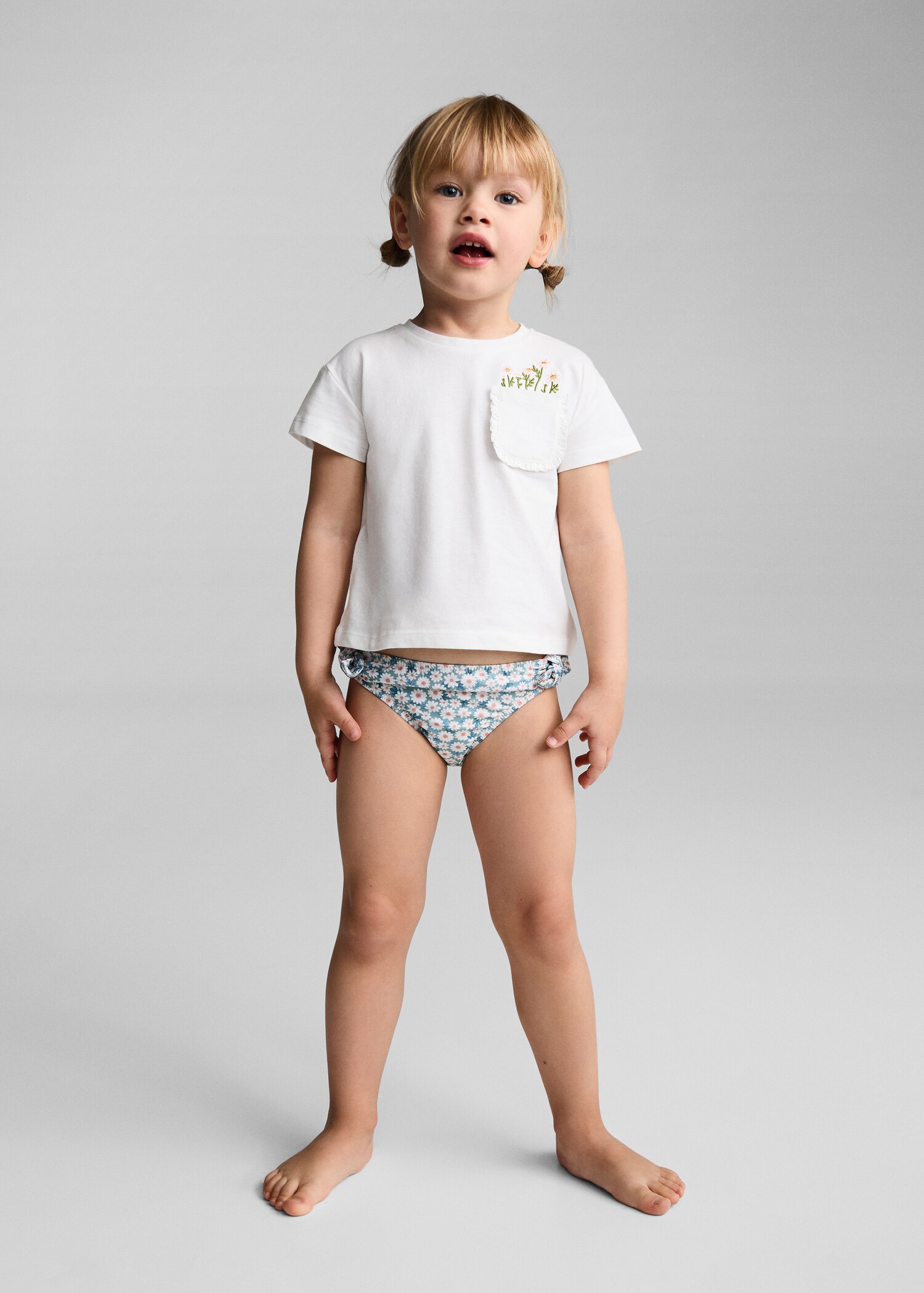 Culotte bikini à fleurs - Plan général