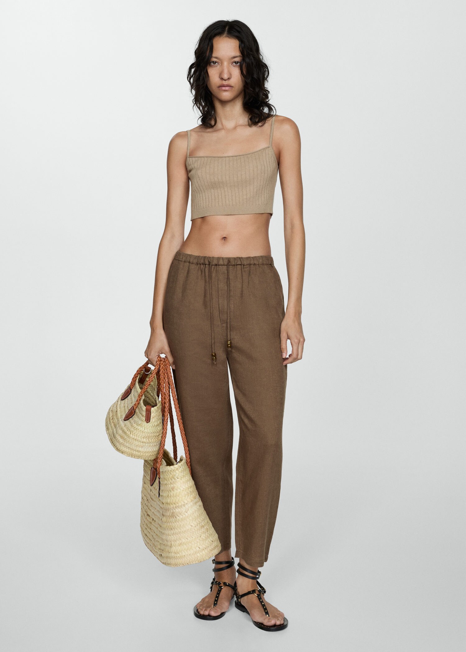 What to Wear With Brown Pants Female? [Updated May 2021]