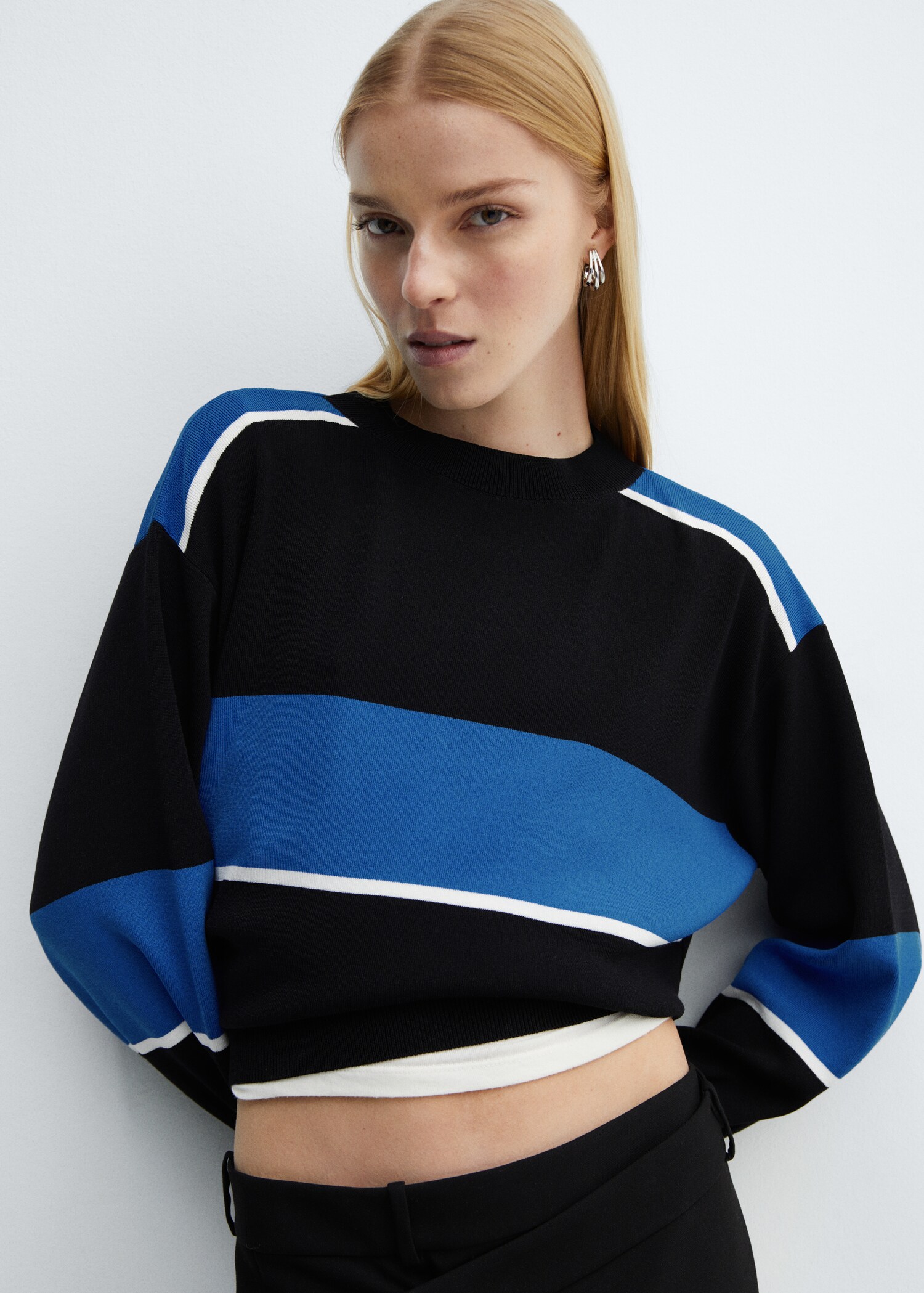 Round-neck knitted sweater - Medium plane