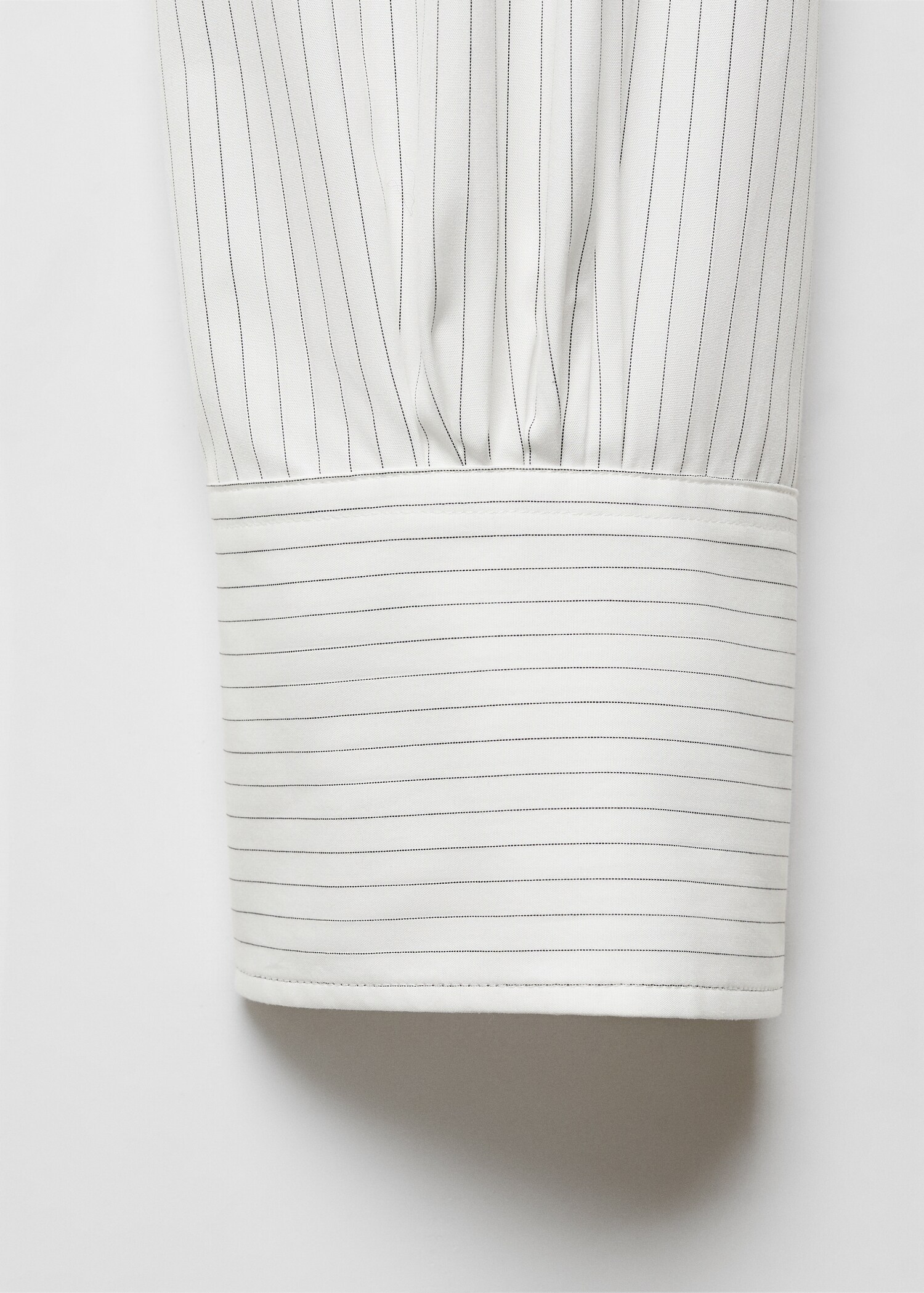 Shirt with gathered back opening - Details of the article 8