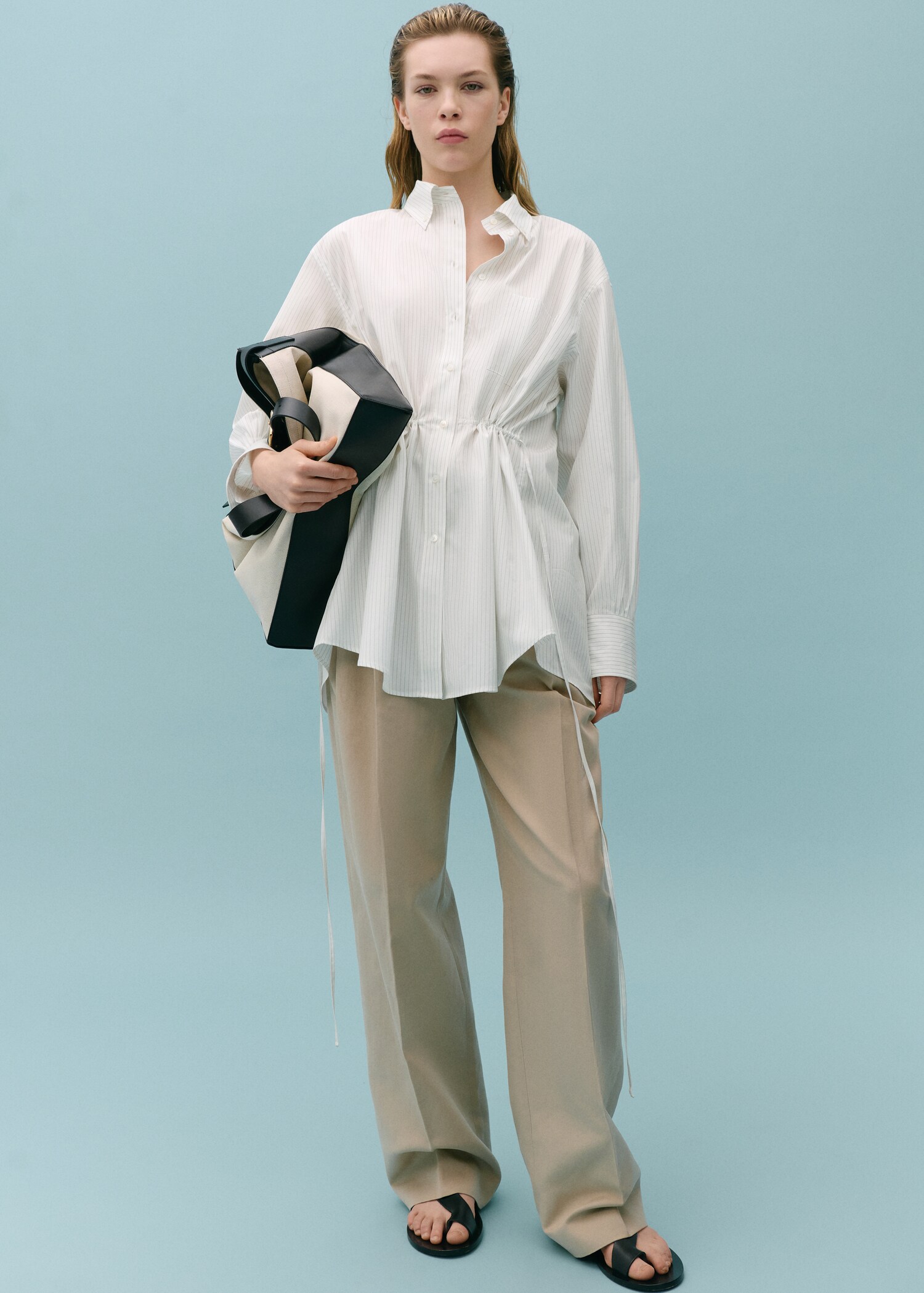 Shirt with gathered back opening - General plane