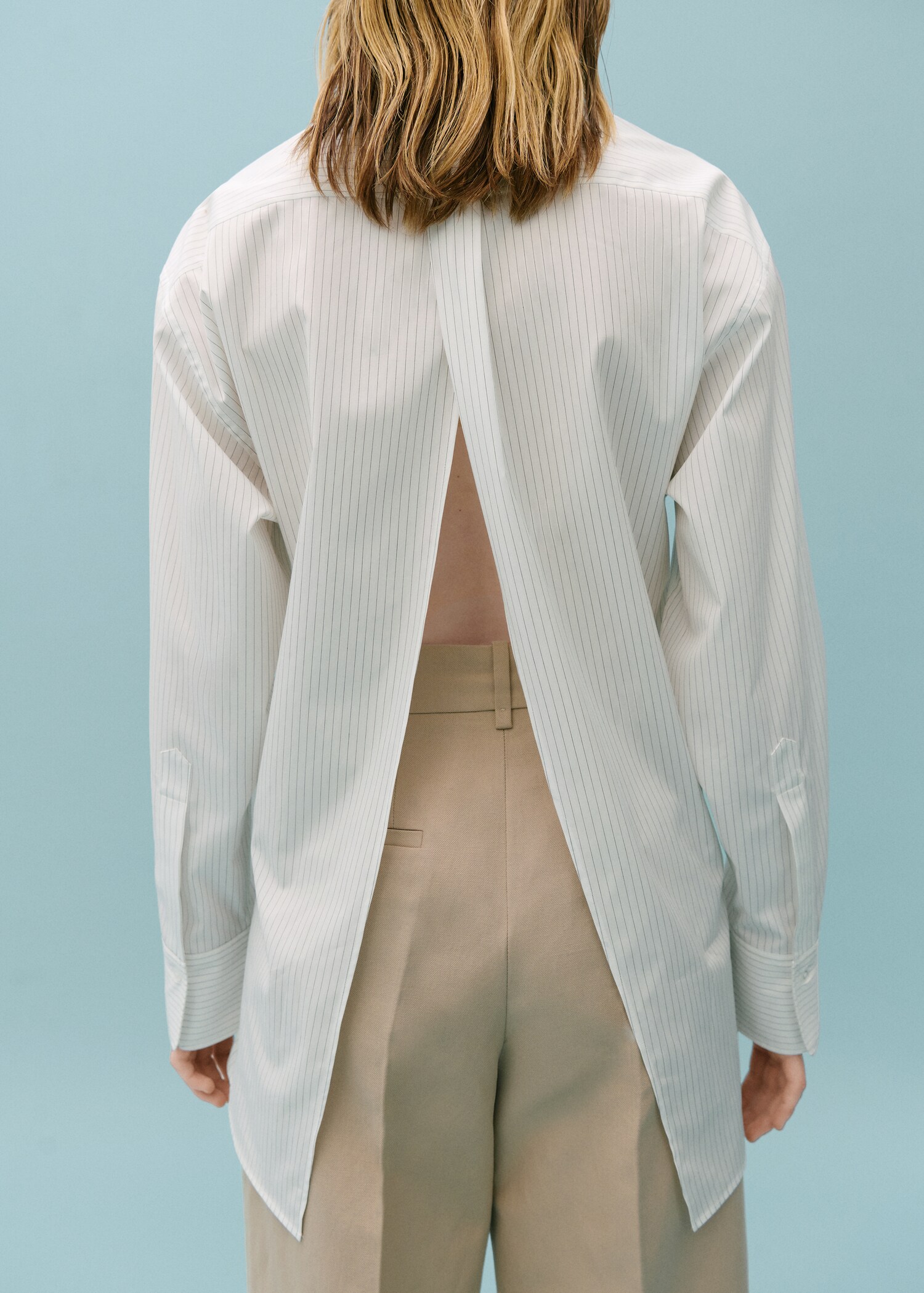 Shirt with gathered back opening - Reverse of the article