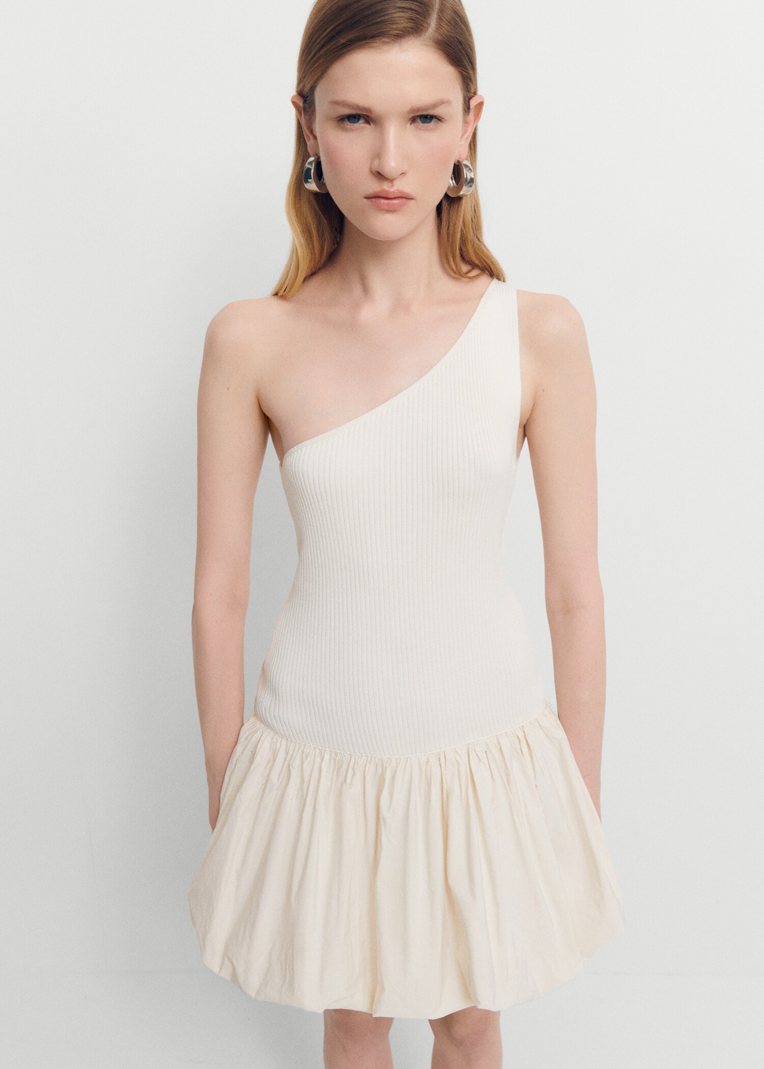 Vestido corto bajo abullonado - Plano medio