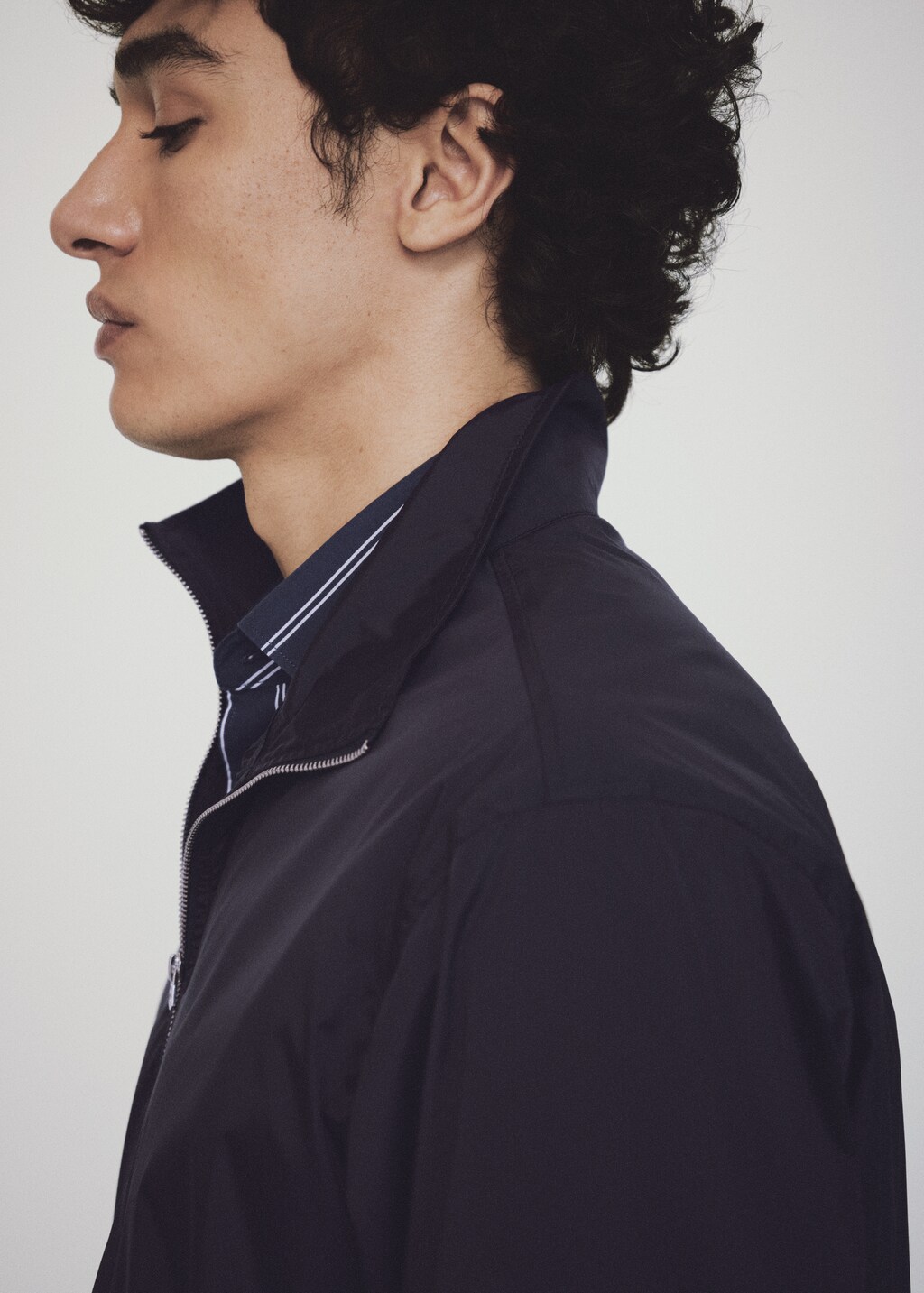 Water-repellent jacket with zip